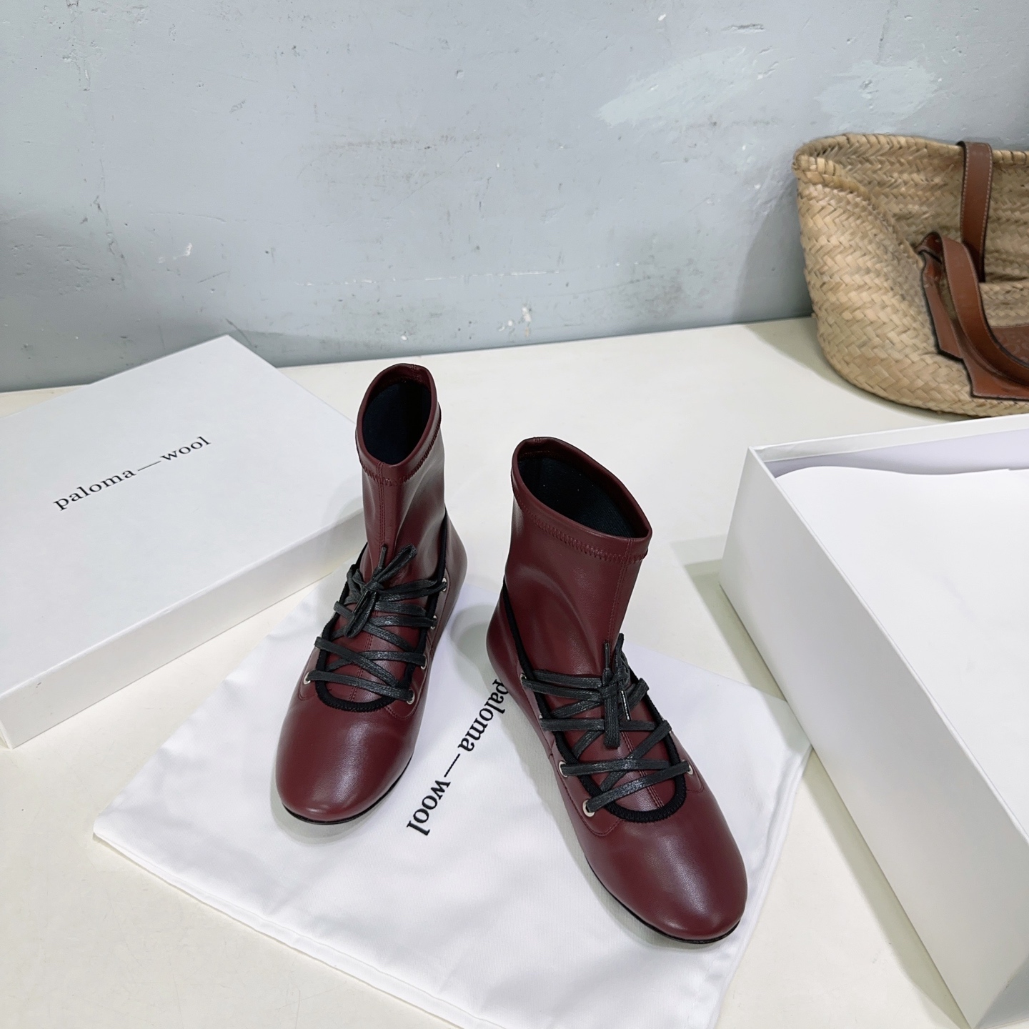 NO:444496,High quality!  Niche trendy brand Paloma Wool 25ss autumn and winter new product, strappy elastic boots round toe flat boots!  Elastic socks and boots are paired with straps. Retro and fashionable. It looks like wrapping 'fashionable bandages' around your feet. It is suitable for all kinds of outfits and makes you feel casual and relaxed. Whether you are walking on the street or attending parties, you can confidently take every step and show a unique fashion attitude. The fabric is made of original elastic leather. The inner foot pads are all sheepskin. Italian imported leather large soles. Number of sizes: 35-41 (40/41 is not returned or exchanged) with original packaging, boots, boots, sheepskin, Leather soles19860909高品质！小众潮牌Paloma Wool 25ss秋冬新品 绑带弹力靴圆头平底短靴！ 弹力袜靴搭配绑带设计 复古又时髦 像把“时髦绷带”缠在脚上 适配各种穿搭 踩出随性松弛感 无论是漫步街头还是参加聚会 都能让你自信迈出每一步 彰显独树一帜的时尚态度. 面料采用原版弹力皮 内里垫脚均为羊皮 意大利进口真皮大底 码数:35-41（40/41定不退换） 配原版包装,靴子,boots,sheepskin,Leather soles,Women's Shoes