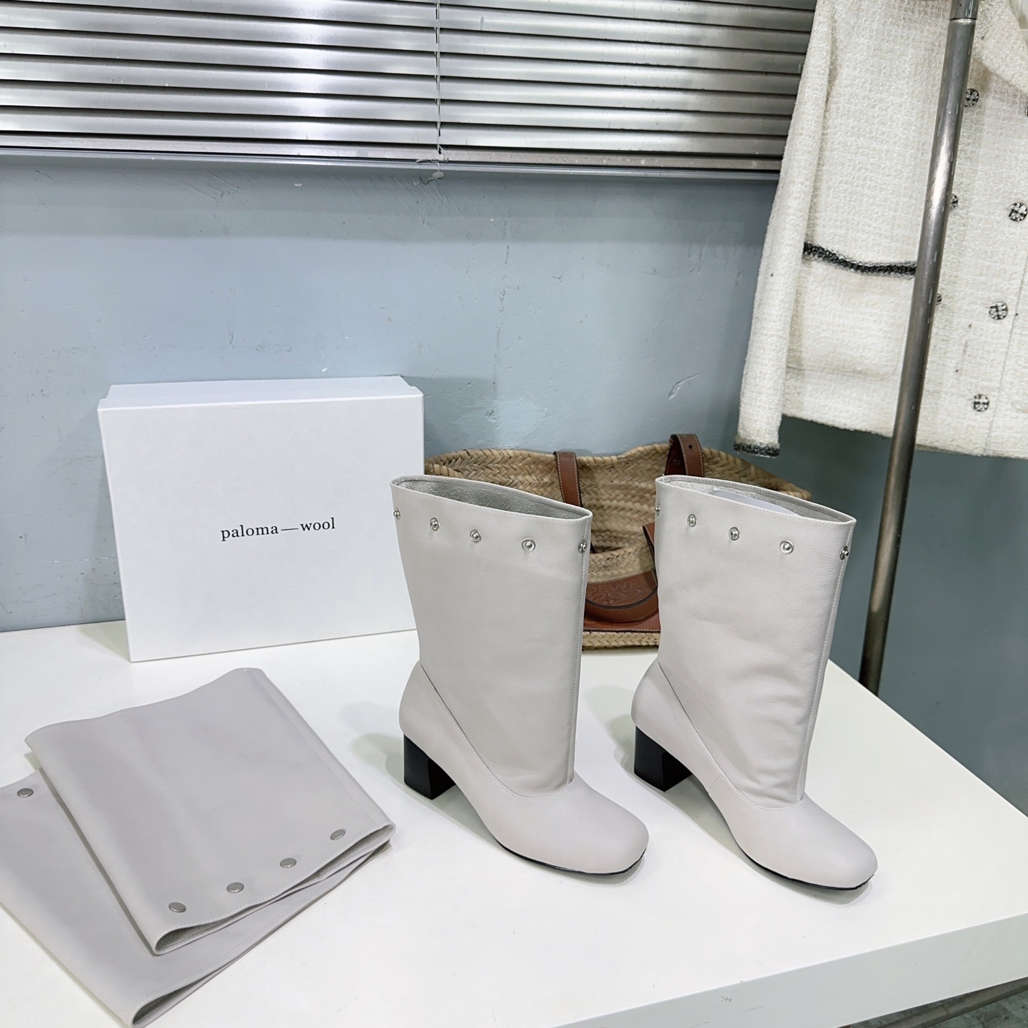 NO:444502,High quality!  Niche trendy brand niche brand Paloma Wool 25Ss early autumn new thick heel mid-boot boots!  Retro pile boots with various ways to wear them!  Wear more than one shoe, neat leather splicing rivets, collision tension between toughness and smoothness, varied shapes that can be straightened and wrinkled, with fashionable genes that break the routine, with a cool aura, is a fashionable and ruthless product that can make street highlights. The upper uses original imported cowhide, cowhide, footbed, cowhide, original molded rubber sole. Size: 35-41 (40.41 custom made without return) with original packaging, boots, boots, cowhide19860909高品质！小众潮牌小众品牌 Paloma Wool 25Ss早秋东新款粗跟中靴长靴！复古堆堆靴 多种穿法 ！ 一鞋多穿 利落皮革拼接铆钉 在硬朗与柔滑间碰撞张力 可直筒可褶皱的百变形态 自带打破常规的时髦基因 自带飒爽气场 是能踩出街头高光的时髦狠货  鞋面采用原版进口头层牛皮 垫脚内里牛皮 原版开模橡胶大底 码数:35-41（40.41定做不退换） 配原版包装,靴子,boots,cowhide,Women's Shoes