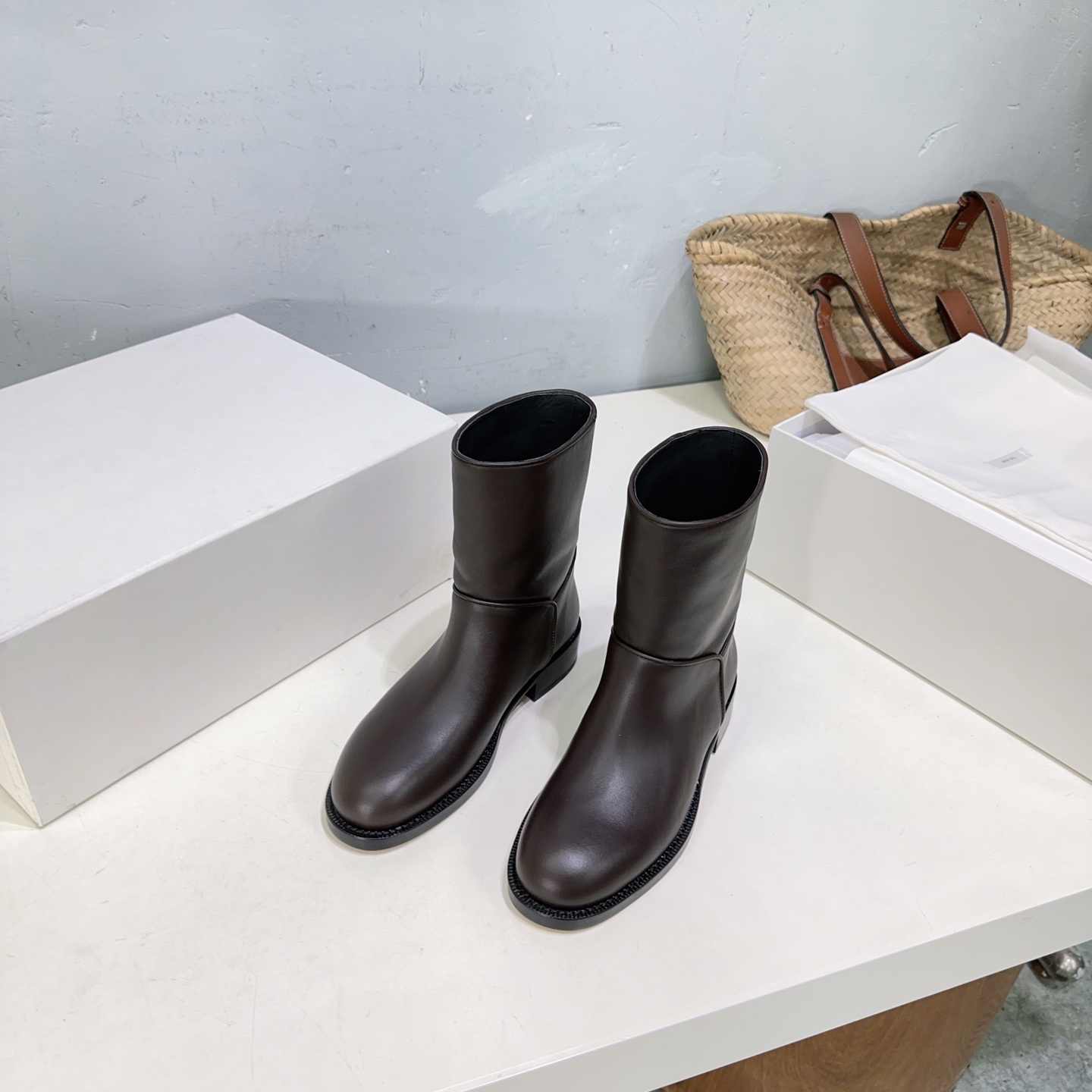 NO:444508,High quality!  Top quality of niche trendy brands!  The row25ss autumn and winter new round-toe kick-shoe boots autumn and winter new round-toe simple tumble boots naked boots!  The style is novel and unique, without too many decorative designs, simple and fashionable!  The row has never lost the high-end feeling of this. A pair of simple, capable, low-key and fashionable boots without bright colors and complicated designs. With just a 2cm small heel and neat and fashionable square head design, you can fully open the aura. The high-end feel is full of fine workmanship. You must buy it. It is super versatile and beautiful, with a super positive style, and a very comfortable foot feel. It is very easy to wear, and it is very atmospheric!  The upper is made of top layer calfskin, inner foot padding, water-dyed cowhide, imported from Italy, imported from the original color, thick leather sole, size: 35-40 (40 custom made, no return or exchange) with original packaging, boots, boots, cowhide, Leather soles19860909高品质！小众潮牌顶级品质！The row25ss秋冬新款圆头一脚蹬短靴秋冬新款圆头简易筒靴裸靴！款式新颖独特范,没有过多的装饰设计,简洁又时髦 ！The row在打造高级感这点从来就没输过一双简约干练、低调时髦的靴子没有鲜艳的色彩和繁杂的设计,仅凭2cm的小跟和利落时髦的方头设计就能气场全开,高级感十足做工精细,真的一定要入手,超级百搭好看,版型超正,脚感非常舒适,非常好穿,大气不平凡！ 鞋面采用头层小牛皮 内里垫脚水染牛皮 意大利进口原色加厚真皮大底 码数:35-40（40定做不退换） 配原版包装,靴子,boots,cowhide,Leather soles,Women's Shoes