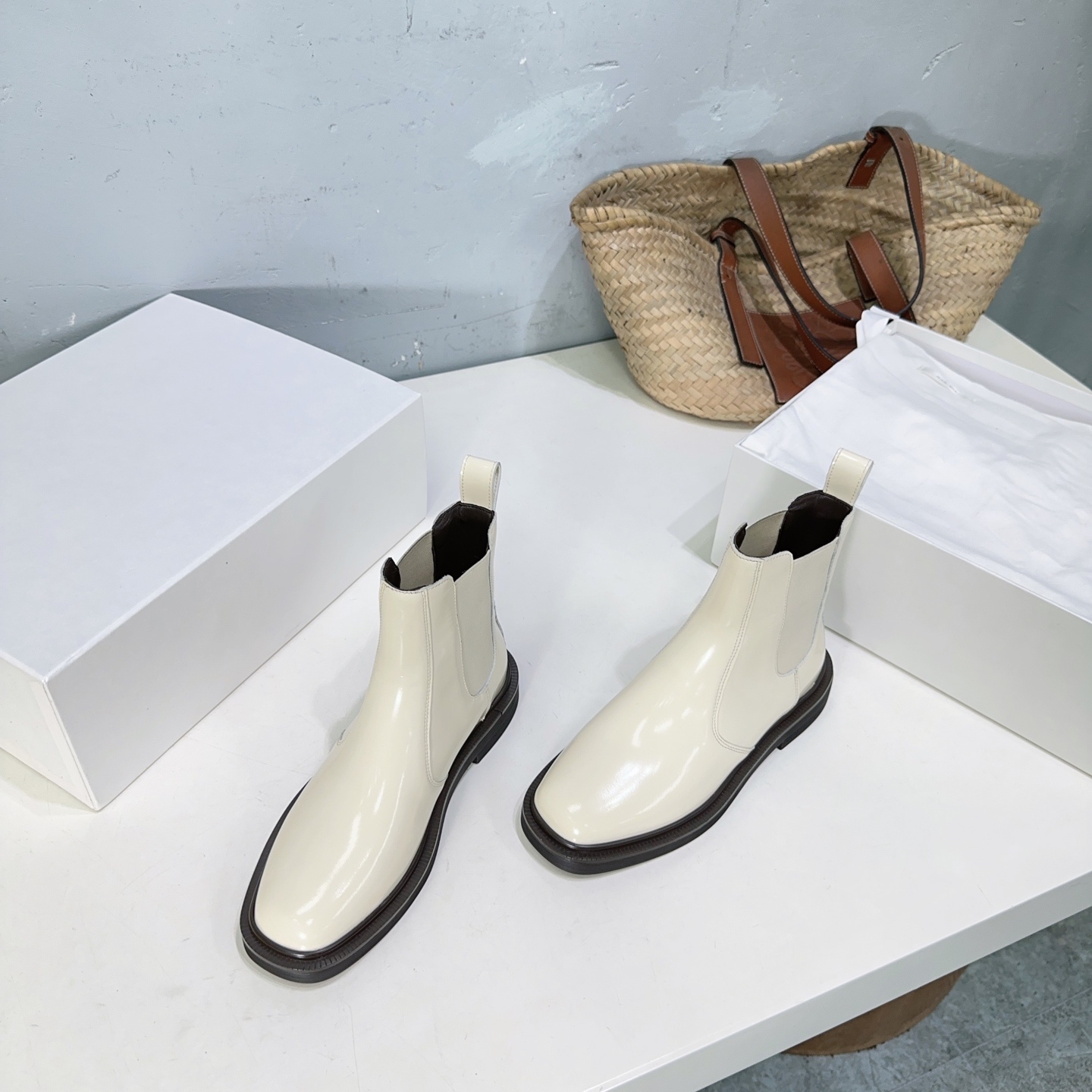 NO:444519,High quality!  Top version of niche trendy brands!  THE ROW25ss New autumn and winter style Chelsea short boots!  Classic and versatile!  A very simple design concept makes this Chelsea boots unique!  The row is really an amazing designer brand!  The overall last is smooth and elegant, exquisite and versatile without losing its sense of fashion!  Very good foot feeling!  The boots are tightly closed and can well modify the calves!  The elastic rubber is on both sides, making it easy to put on and take off!  The upper is made of imported beaded calfskin/Yangjing inner foot pad original color sheepskin original color outsole Size: 35-40 (40 custom made without return and exchange) with original packaging, boots, boots, cowhide, sheepskin, sheep19860909高品质！小众潮牌顶级版！ THE ROW25ss 秋冬新款一脚蹬切尔西短靴！经典百搭！非常简单的设计构想,就让这款切尔西短靴与众不同！the row真是一个让人叹服的设计师品牌！ 整体楦型流畅秀气,精致百搭又不失时髦感！脚感非常赞！靴口收的比较紧,能很好修饰小腿！弹力橡筋在两侧,穿脱也很方便！ 鞋面采用进口开边珠小牛皮/羊京 内里垫脚原色羊皮 原版原色大底 码数:35-40（40定做不退换） 配原版包装,靴子,boots,cowhide,sheepskin,sheep,Women's Shoes