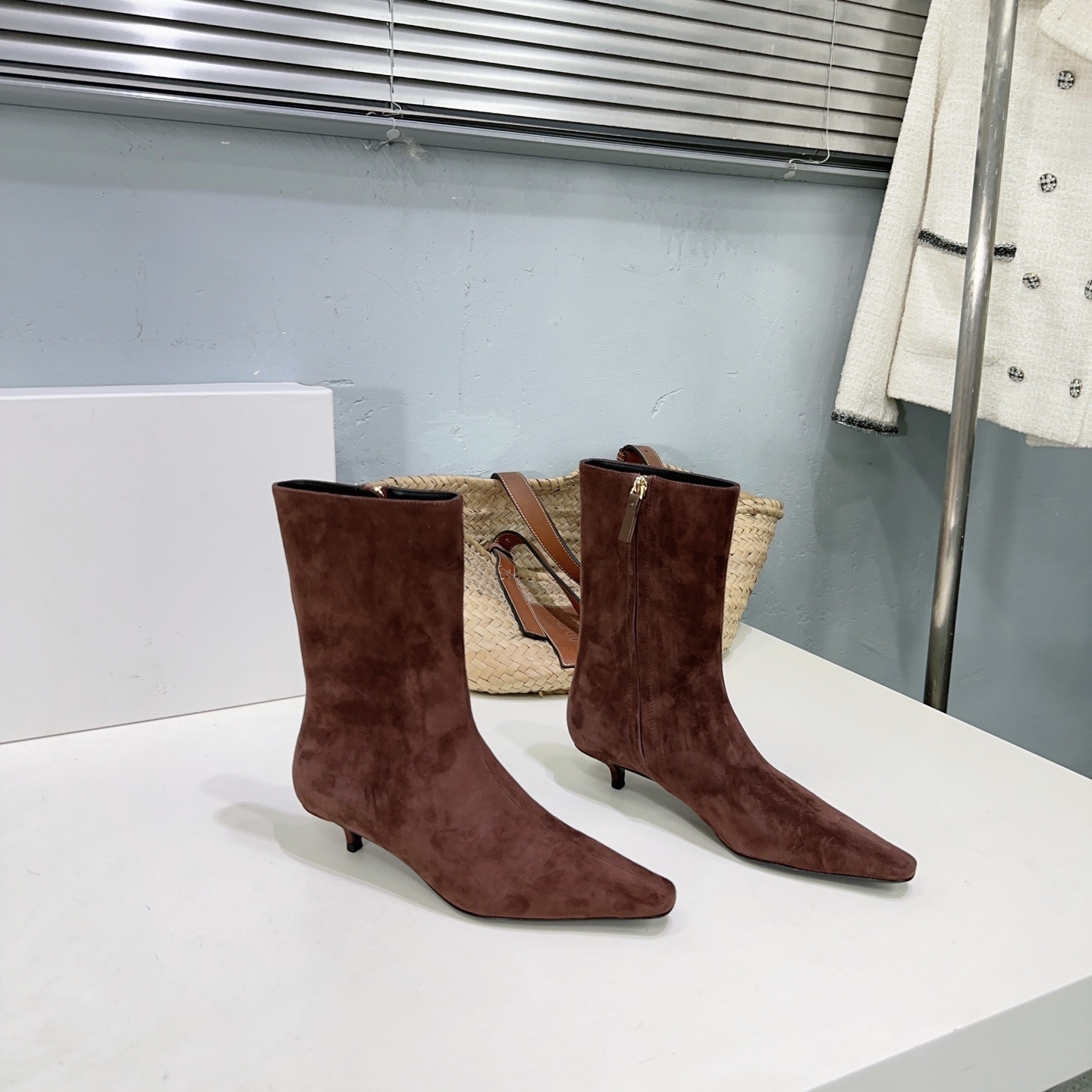 NO:444526,High quality!  The niche trendy brand The row 25ss autumn and winter new cat heel small square-headed boots!  It's so beautiful. Minimalist design, on the basis of ensuring both comfort and fashionable and modern style, combines the logic of contemporary art creation and the postmodernist composition of deconstruction, creates high-quality and designed shoes, paying tribute to brave, free and easy, sexy and unruly contemporary women!  Simple and elegant styles, jeans, shorts, and coats are free to control!  The upper is made of imported top layer cowhide, inner footbed sheepskin, and imported genuine leather sole from Italy!  Heel height: 3.5cm Number of codes: 35-40 (40 custom made without return and exchange) with original packaging, boots, boots, shorts, jeans, cowhide, sheepskin, Leather soles19860909高品质！小众潮牌The row 25ss秋冬新款猫跟小方头短靴！也太好看了 极简主义设计,在保证舒适度与时髦摩登风格兼具的基础上,结合当代艺术创作逻辑和解构的后现代主义构成,创造高品质,富有设计了感的鞋履,致敬勇敢,洒脱,性感,不羁的当代女性！ 款式简单大方,牛仔裤,短裤,大衣随意驾驭！ 鞋面采用进口头层牛皮 内里垫脚羊皮 意大利进口真皮大底！ 跟高:3.5cm 码数:35-40（40定做不退换） 配原版包装,靴子,boots,shorts,jeans,cowhide,sheepskin,Leather soles,Women's Shoes