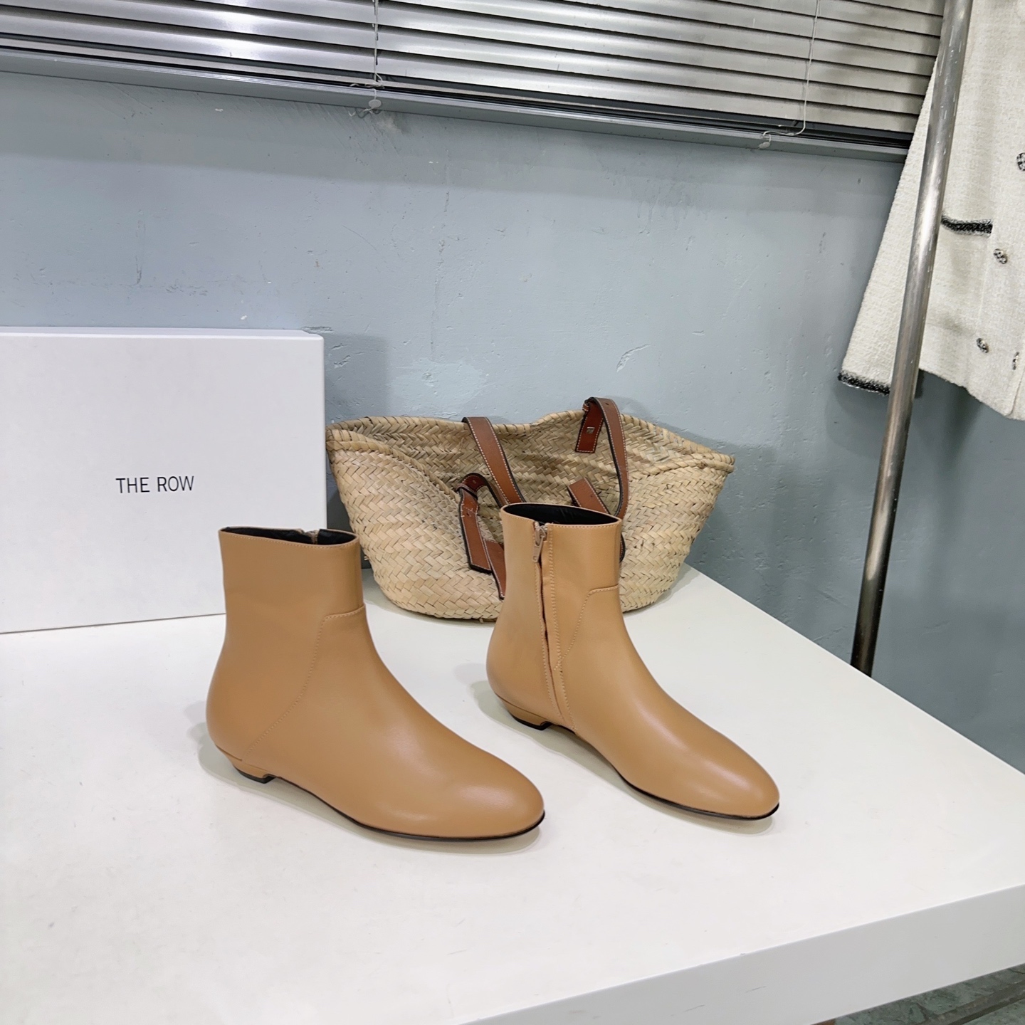 NO:444533,High quality!  Niche trendy brand The row25 autumn and winter new round toe, short heel simple short boots, nude boots,!  The style is novel and unique, without too many decorative designs, simple and fashionable, and finely made, so you must buy it. It is super versatile and beautiful, with super positive style, very comfortable feet, very easy to wear, and extraordinary atmospheric!  The upper is made of mixed-bred sheepskin/Yangjing inner footbed sheepskin imported from Italy. Original color genuine leather sole. Size: 35-40 (40 custom made without return and exchange) with original packaging, boots, boots, sheepskin, sheep, Leather soles19860909高品质！小众潮牌The row25秋冬新款圆头矮跟简易短靴裸靴！款式新颖独特范,没有过多的装饰设计,简洁又时髦,做工精细,真的一定要入手,超级百搭好看,版型超正,脚感非常舒适,非常好穿,大气不平凡！ 鞋面采用混种羊皮/羊京 内里垫脚羊皮 意大利进口原色真皮大底 码数:35-40（40定做不退换） 配原版包装,靴子,boots,sheepskin,sheep,Leather soles,Women's Shoes