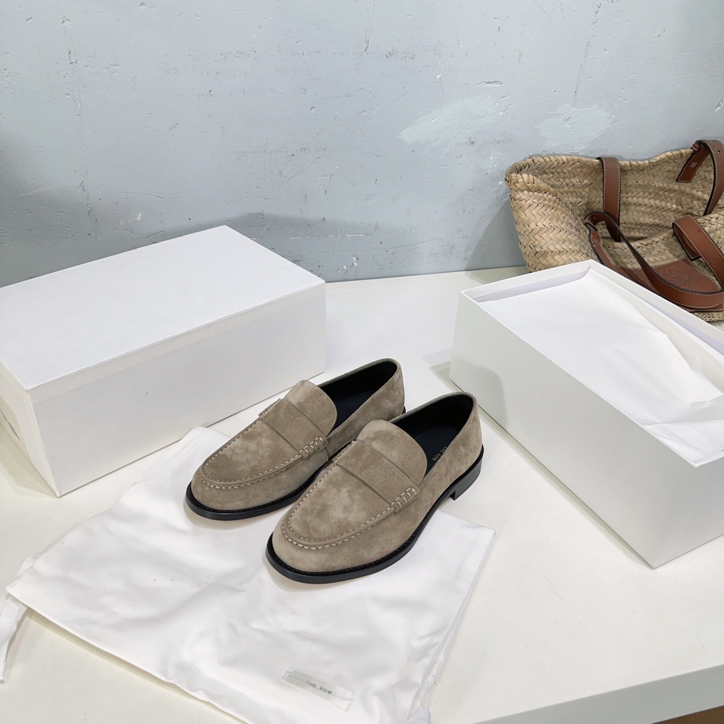 NO:444490,High-quality leather surface!  Reverse velvet!  The top quality niche trendy brand THE ROW The new autumn and winter simple neutral loafers are all seasons. The biggest feature is that they are made of exquisitely tailored items, combining unique designs that are not outdated and high-quality fabrics. There is no iconic brand logo, no exaggerated patterns, and no colorful colors. From tailoring to logo, they all go in a minimalist style, so they are very popular among light people!  The upper is made of top layer calfskin/beef reverse velvet, inner foot pad water dyed cowhide, imported from Italy, thickened original color genuine leather sole, size: 35-40 (40 custom made without return and exchange) with original packaging, loafers, loafers, cowhide, Leather soles19860909高品质皮面！反绒皮！顶级品质小众潮牌THE ROW 秋冬新款一脚蹬简约中性乐福鞋四季款,最大的特色是由剪裁考究的单品构成,融合了不会过时的别致设计与优质面料,没有极具标志性的品牌logo,没有夸张的图案、也没有多彩的颜色,从剪裁到logo都走的是极简风,因此颇受轻人的欢迎！ 鞋面采用头层小牛皮/牛反绒 内里垫脚水染牛皮 意大利进口加厚原色真皮大底 码数:35-40（40定做不退换） 配原版包装,乐福鞋,loafers,cowhide,Leather soles,Women's Shoes