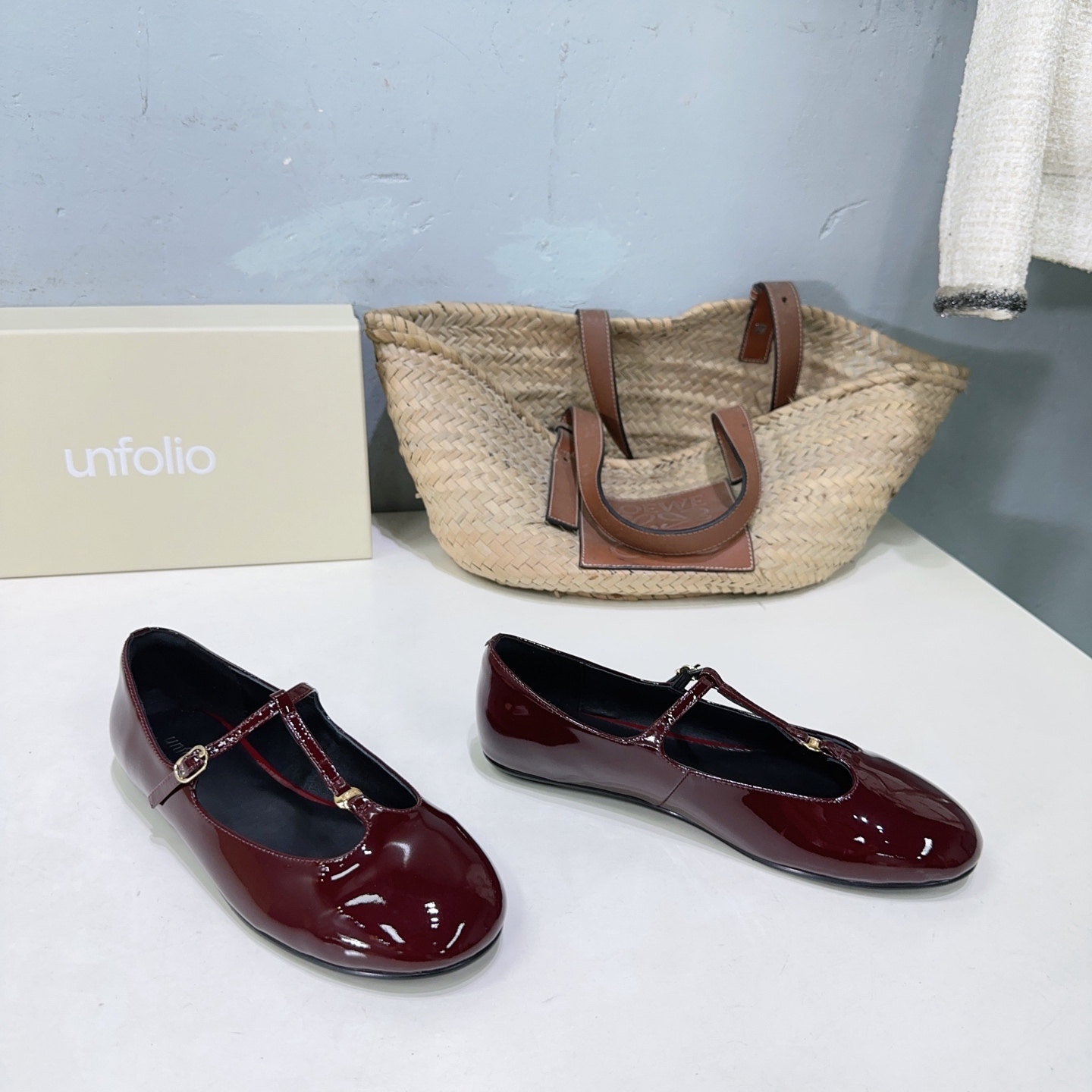 NO:444484,High quality!  Niche trendy brand Unfolio25 early autumn new patent leather round-toe flat-soled Mary Jane shoes single shoes!  The T-string design is retro and playful, the buckle details are exquisite, and it turns into a fashionable essence when worn. It is suitable for skirts and trousers. It is a retro and cool style when walking. It is a perfect outfit and points tool. Whoever wears it falls in love with it~ Imported soft calf patent leather with inner foot pads and imported sheepskin Original open mold rubber sole and outsole Size: 35-41 (40.41 is not returned or exchanged) With original packaging, single shoes, mary jane, skirts, sheepskin19860909高品质！小众潮牌Unfolio25早秋新品漆皮圆头平底玛丽珍鞋单鞋！ T 字带设计复古又俏皮 搭扣细节拿捏精致感 穿上瞬间化身时髦精 适配裙装裤装 走路都带复古甜酷风 妥妥的穿搭加分神器 谁穿谁爱上~ 鞋面进口软小牛漆皮 内里垫脚进口羊皮 原版开模橡胶大底大底 码数:35-41（40.41定不退换） 配原版包装,单鞋,mary jane,skirts,sheepskin,Women's Shoes