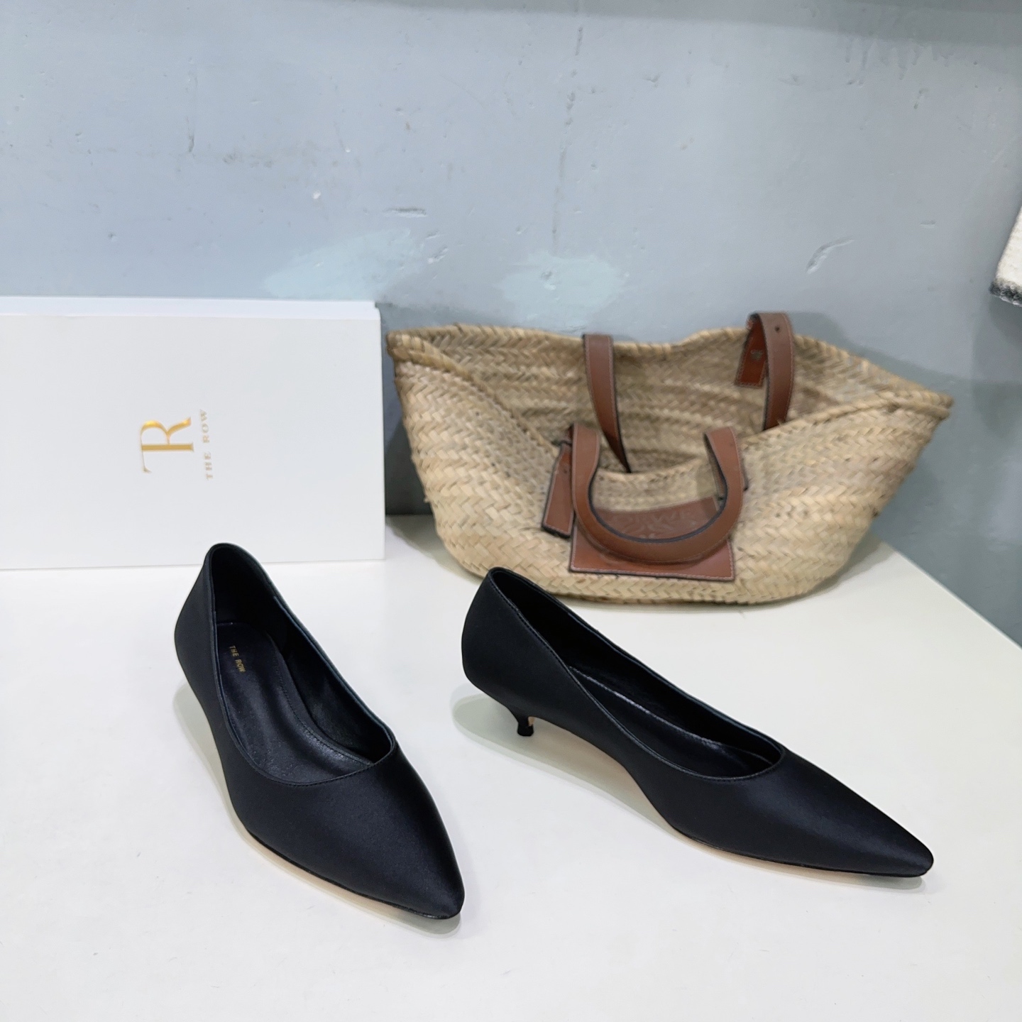 NO:444477,High quality!  The niche trendy brand The Row25 early autumn new simple cat heel shoes!  I fell in love with this shoe at first sight. It looks good with minimalist retro style and casual combination!  It is cool and trendy to wear. Major internet celebrities are wearing it. The whole shoe is very soft and easy to wear without scrubbing your feet. The simple and versatile style continues the usual minimalist style. The whole pair of shoes seems simple but it is difficult to craft. It is comfortable, soft and skin-friendly to wear on your feet. You should not worry about the feeling of your feet. It is necessary to wear it without wearing it. If you don’t wear it, you don’t want to take it off. If you have high requirements for the feeling of your feet, you can close your eyes and enter it!  The upper is made of imported mixed-bred sheepskin/silk satin inner foot padded sheepskin imported from Italy injection molded leather outsole Heel height: 3.5cm Size: 35-41 (40 41 custom made without return) With original packaging, single shoes, sheepskin, real silk, silk fabric, Leather soles19860909高品质！小众潮牌The Row25早秋新款简易猫跟单鞋！第一眼看到这个鞋子就爱上了,极简复古味随意搭配都好看！穿起来又酷又潮,各大网红博主都在穿它,整个鞋子非常柔软,好穿不磨脚.简约百搭款~延续了一贯极简风格,整双鞋子看似简单其实工艺很难,上脚裸穿舒适柔软亲肤,脚感方面完全不可担心,好穿是必须的,穿若无穿的上脚体验,穿上就不想脱的款,对脚感要求高的闭眼入它！ 鞋面采用进口混种羊皮/真丝绸缎 内里垫脚羊皮 意大利进口注塑真皮大底 跟高:3.5cm 码数:35-41（40 41定做不退换） 配原版包装,单鞋,sheepskin,real silk,silk fabric,Leather soles,Women's Shoes