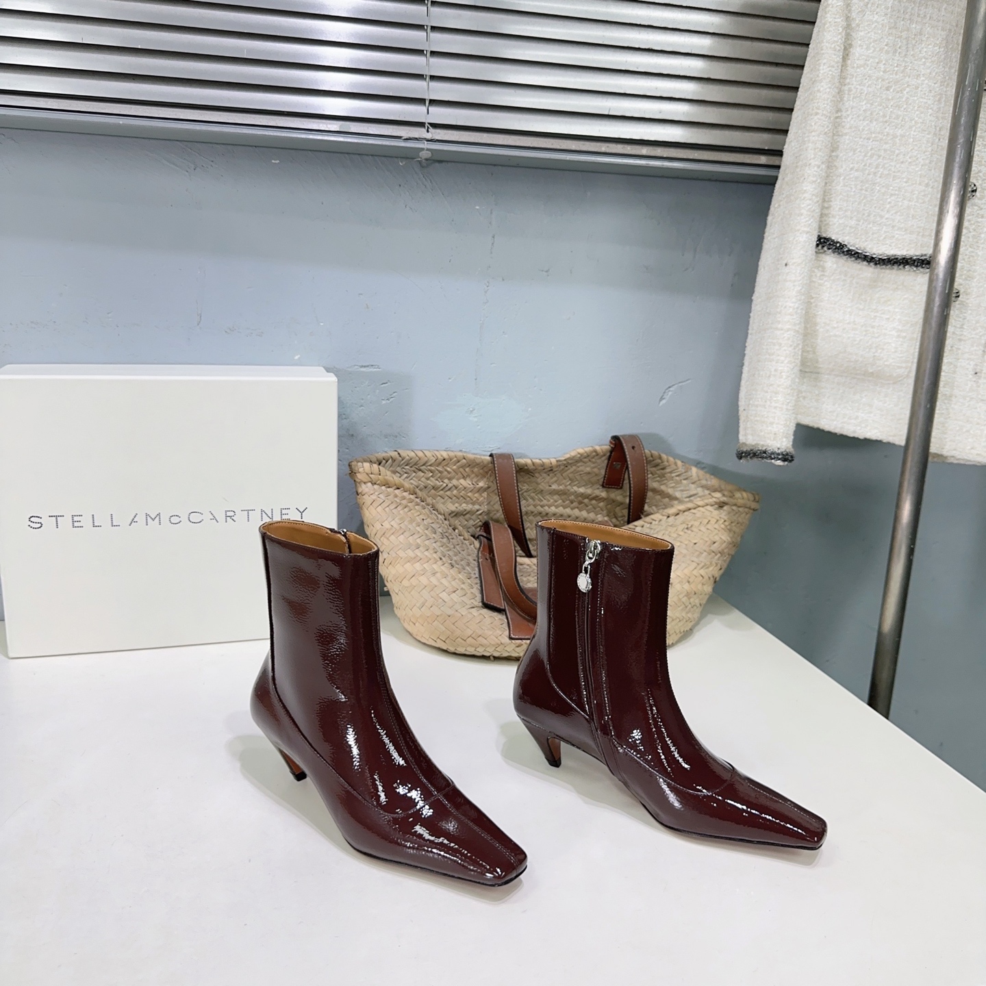 NO:444466,High quality!  Niche trendy brand Stella Mccartney 25 autumn and winter new high-heeled small square toe side zipper short boots Chelsea short boots!  , Overseas popular products, this season's short boots return in a new modern posture, with a neat and handsome little square head, allowing you to go through the entire autumn and winter. All the celebrities and major internet celebrities are taking the lead, and they appear very well!  The upper is made of top layer calfskin/soft patent leather inner foot pad sheepskin imported from Italy original color genuine leather outsole Heel height: 5cm Size: 35-40 (40 custom made without return and exchange) With original packaging, boots, cartier, boots, cowhide, sheepskin, Leather soles19860909高品质！小众潮牌Stella Mccartney25秋冬新款高跟小方头侧拉链短靴切尔西短靴！,海外爆款,本季短靴以全新的摩登姿态回归,小方头利落帅气,让你型走整个秋冬,众明星各大网红纷纷上脚,出镜率超高！ 鞋面采用头层小牛皮/软漆皮 内里垫脚羊皮 意大利进口原色真皮大底 跟高:5cm 码数:35-40（40定做不退换） 配原版包装,靴子,cartier,boots,cowhide,sheepskin,Leather soles,Women's Shoes