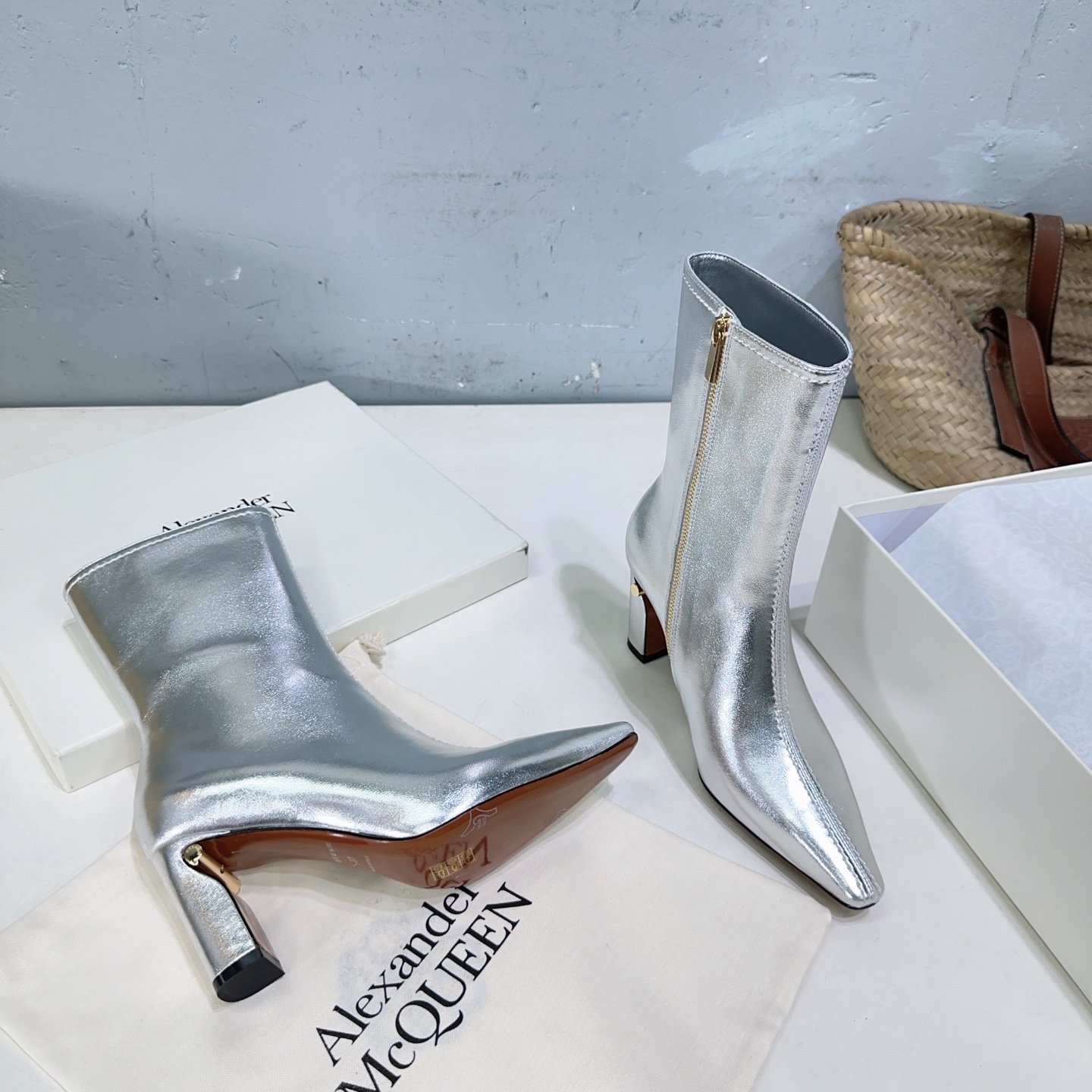 High Quality Alexander McQueen Shoes: Vintage, Elegant, and Fashionable - 图片 7