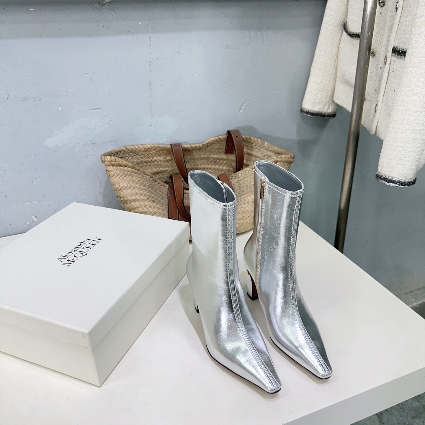 High Quality Alexander McQueen Shoes: Vintage, Elegant, and Fashionable - 图片 3