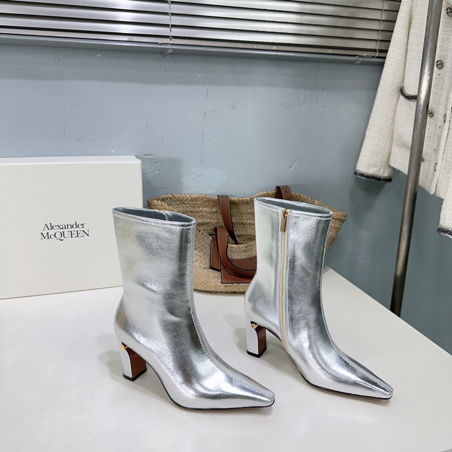 High Quality Alexander McQueen Shoes: Vintage, Elegant, and Fashionable - 图片 5