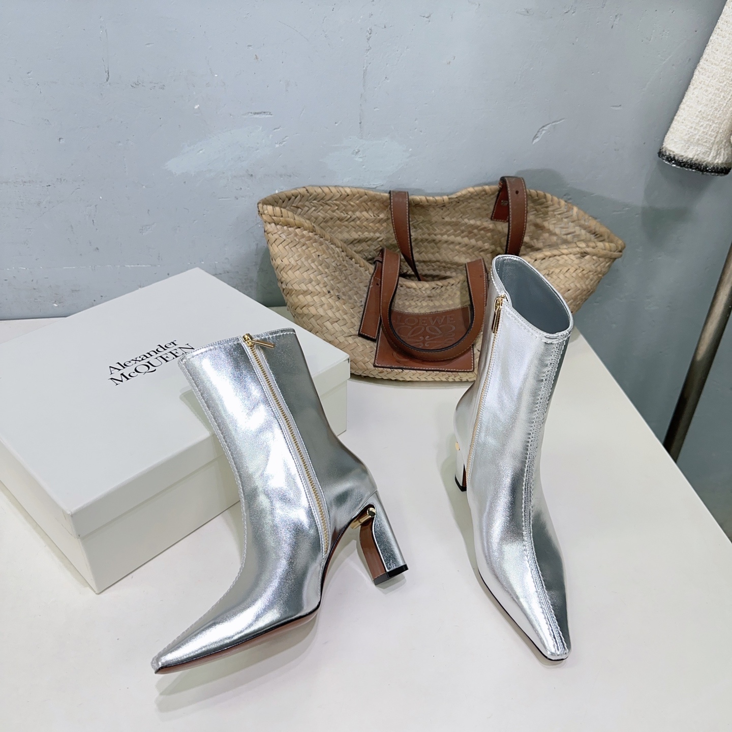 High Quality Alexander McQueen Shoes: Vintage, Elegant, and Fashionable - 图片 4