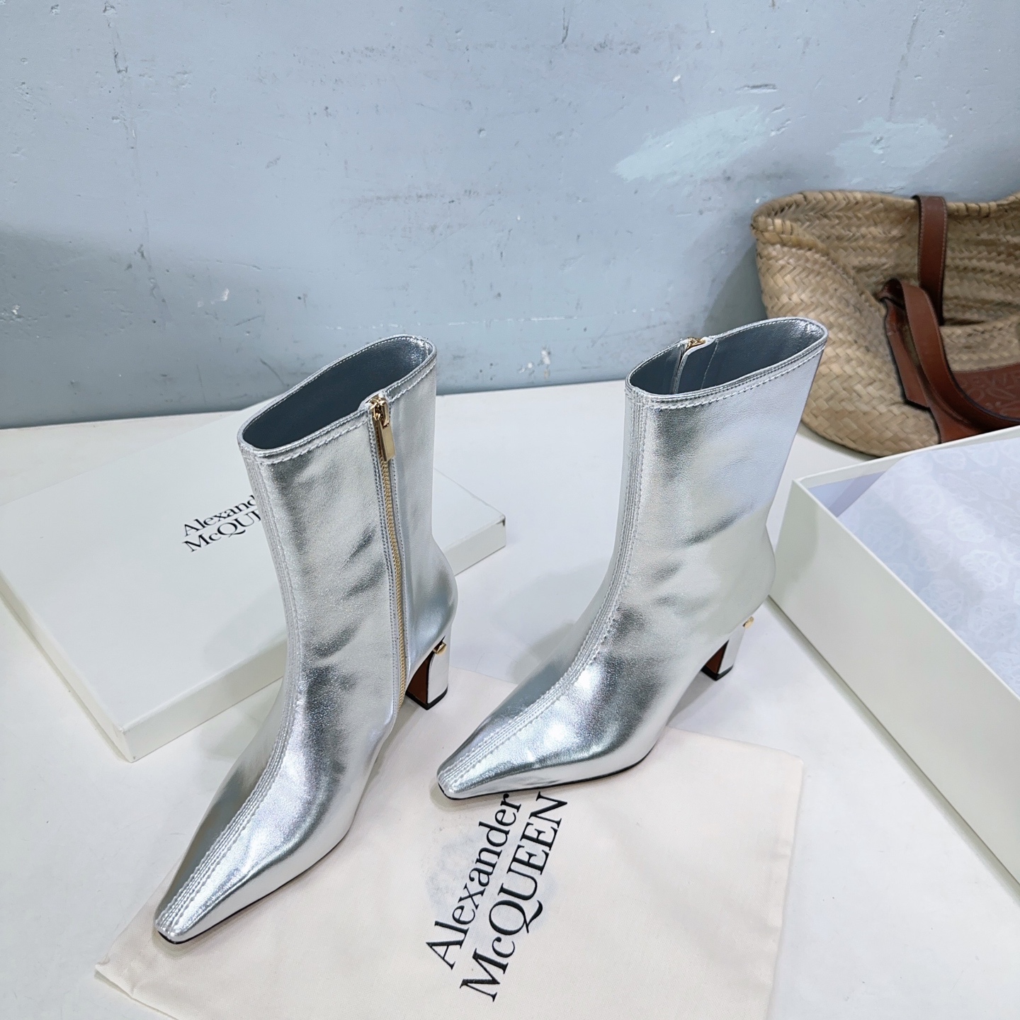 High Quality Alexander McQueen Shoes: Vintage, Elegant, and Fashionable - 图片 2