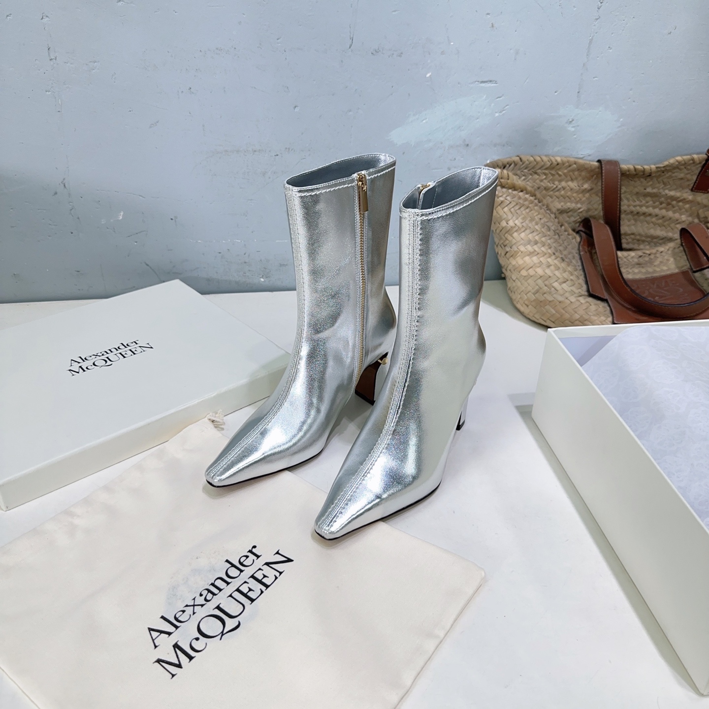 NO:444471,High quality!  Alexander McQueen, niche trendy brand Alexander McQueen 25 autumn and winter McQueen MQ's new minimalist thick heel small square toe side zipper boots!  Minimalist fried chicken soft and comfortable short heels are definitely a must-have for fashionable style. There is no complicated decoration and excellent vintage sense. It is pure and minimalist, neat and poetic. It is versatile and not easy to match. The square head design is super age-reducing. Secondly, on the basis of inheriting elegance, it is also more young and fashionable, shaping the fashion charm with bright colors and exquisite line design!  The upper is made of imported cowhide/soft patent leather, inner footbed sheepskin imported from Italy, imported genuine leather sole, size: 35-40 (40 is required to return and exchange) with original packaging, boots, alexander mcqueen, boots, cowhide, sheepskin, Leather soles19860909高品质！小众潮牌Alexander McQueen 亚历山大·麦昆25秋冬麦昆MQ新款极简粗跟小方头侧拉链短靴！ 极简主义炒鸡柔软舒适矮跟鞋时髦绝对不能错过的必入款,没有如何繁杂装饰质感极好的vintage感,纯粹和极简做得利落又诗意 百搭不易撞款 方头设计超级减龄 其次在继承了优雅的基础上,也更加年轻时髦,以鲜艳的颜色和讲究的线条设计塑造时尚魅力！ 鞋面采用进口头层牛皮/软漆皮 内里垫脚羊皮 意大利进口真皮大底 码数:35-40（40定不退换） 配原版包装,靴子,alexander mcqueen,boots,cowhide,sheepskin,Leather soles,Women's Shoes