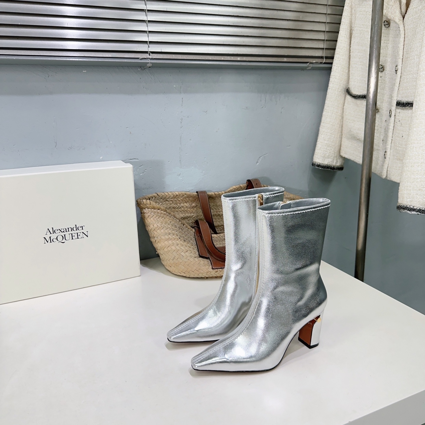 High Quality Alexander McQueen Shoes: Vintage, Elegant, and Fashionable - 图片 8