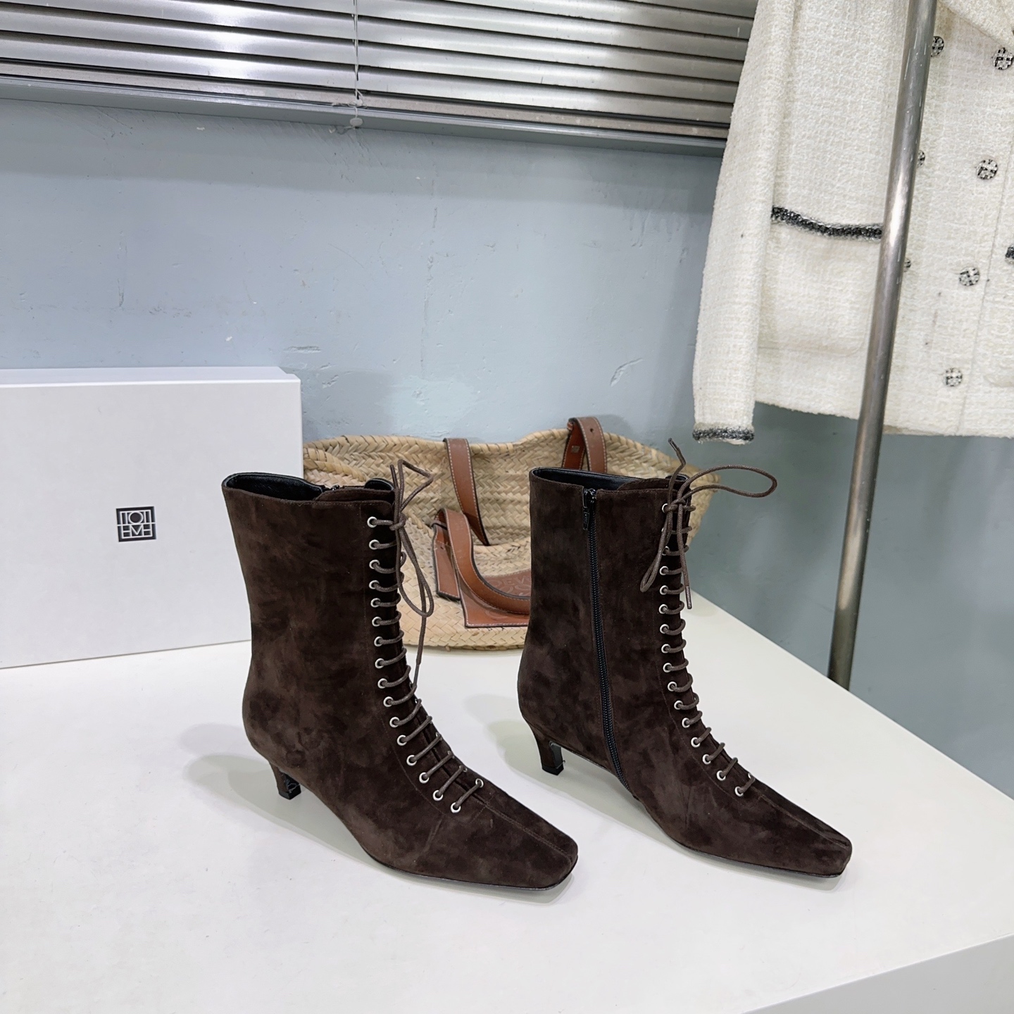 NO:447335,High quality!  Niche trendy brand Toteme 25ss autumn and winter new small square-toe lace-up short boots side zipper kitten heel short boots!  The square head design is adopted, with neat and elegant lines, which not only retains the retro charm, but also modifies the foot shape and enhances comfort; the kitten heel is moderate in height, taking into account walking stability and fashion sense, and there is no pressure for daily commuting or leisure out. The uniformly distributed metal shoe eye on both sides of the shoe body, paired with shoelaces in the same color, can create different styles by adjusting the elasticity of the shoelaces - it is more capable and neat when tied, and slightly looser. The shoe side is also equipped with a zipper, which takes into account the decorativeness and practicality, making it easy to put on and take off. The upper is made of imported sheep suede, inner footbed sheepskin, Italian imported leather outsole Heel height: 4.5cm Size: 35-41 (40.41 is not returned or exchanged) With original packaging, boots, boots, sheepskin, chamois leather, Leather soles19860909高品质！小众潮牌Toteme 25ss秋冬新款小方头系带短靴侧拉链小猫跟短靴！ 采用方头设计,线条利落大气,既保留复古韵味,又能修饰脚型、提升舒适感；小猫跟,高度适中,兼顾行走稳定性与时尚感,日常通勤或休闲出街都无压力. 鞋身两侧分布均匀的金属鞋眼,搭配同色系鞋带,可通过调整鞋带松紧塑造不同风格——系紧时更显干练利落,微松则增添随性感；鞋侧还设有拉链,兼顾装饰性与实用性,穿脱便捷. 鞋面采用进口羊麂皮 内里垫脚羊皮 意大利进口真皮大底 跟高:4.5cm 码数:35-41（40.41定不退换） 配原版包装,靴子,boots,sheepskin,chamois leather,Leather soles,Women's Shoes