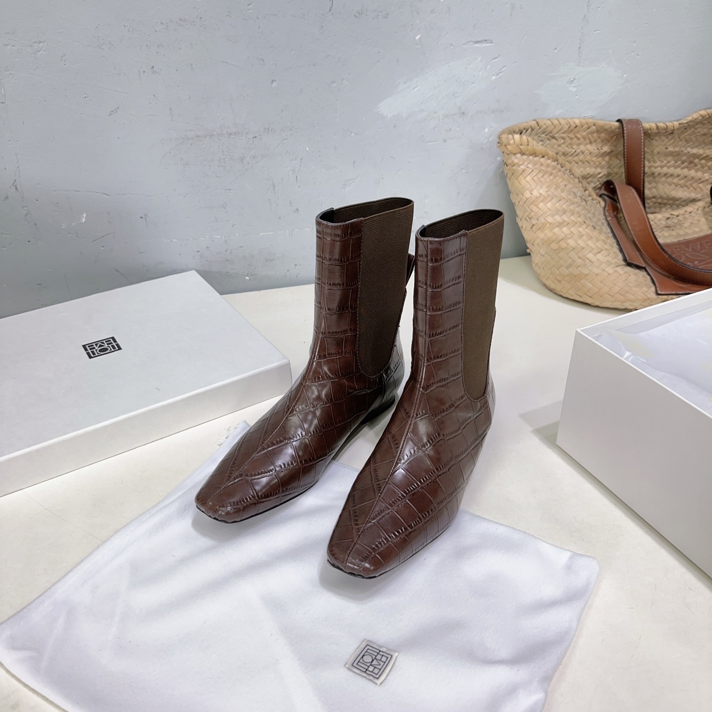 NO:481434,High-quality stone pattern, niche fashion brand Toteme 25 autumn and winter new small square head elastic elastic and tight boots with one foot!  A pair of simple, capable, low-key and fashionable short boots, you must believe in the simple and high-end feeling of toteme, and can wear it with your own unique taste. Without bright colors and complicated designs, just a pair of 2 cm small heels and neat and fashionable square head design, you can fully open your aura and get a full sense of draft. When you wear it, you don’t have to think too much about the occasion. You can not only commute, but also have a date and dinner, rough and practical. The upper is made of cowhide/sheep velvet/stone cowhide, inner footbed sheepskin, imported Italian genuine leather soles. Size: 35-41 (40.41 custom made without return and exchange) with original packaging, boots, boots, cowhide, sheepskin, Leather soles19860909高品质石头纹 小众潮牌Toteme25秋冬新款小方头弹力松紧一脚蹬平跟短靴！一双简约干练、低调时髦的短靴,要相信toteme的简约高级感,能穿出自己的独特品味. 没有鲜艳的色彩和繁杂的设计,仅凭一双2厘米的小跟和利落时髦的方头设计,就能气场全开,稿级感拾足,当你穿起它的时候,不用过多考虑场合,既能通勤,也能约会聚餐,糙级实用. 鞋面采用牛皮/羊反绒/石头纹牛皮 内里垫脚羊皮 意大利进口真皮大底 码数:35-41（40.41定做不退换） 配原版包装,靴子,boots,cowhide,sheepskin,Leather soles,Women's Shoes