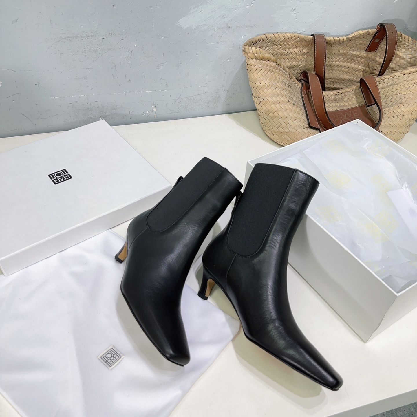 NO:447349,High-quality stone patterns!  Skin-faced Yangjing!  Niche trendy brand Toteme 25ss autumn and winter new elastic elastic small square-headed cat heel boots with one foot!  Toteme has never lost to the high-end feeling of this. It is simple, capable, low-key and fashionable boots without bright colors and complicated design. With just a 4.5cm small heel and neat and fashionable square head design, it can fully open the aura and feel full of high-end feeling. The upper is made of top layer cowhide/imported Yangjing/stone cowhide, inner footbed sheepskin, imported Italian leather sole Heel height: about 5cm Size: 35-41 (40 41 custom made without return) With original packaging, boots, boots, cowhide, sheepskin, sheep, Leather soles19860909高品质石头纹！皮面羊京！小众潮牌Toteme 25ss秋冬新款松紧弹力一脚蹬小方头猫跟靴子！ Toteme在打造高级感这点从来就没输过一双简约干练、低调时髦的靴子没有鲜艳的色彩和繁杂的设计,仅凭4.5cm的小跟和利落时髦的方头设计就能气场全开,高级感十足 鞋面采用头层牛皮/进口羊京/石头纹牛皮 内里垫脚羊皮 意大利进口真皮大底 跟高:约5cm 码数:35-41（40 41订做不退换） 配原版包装,靴子,boots,cowhide,sheepskin,sheep,Leather soles,Women's Shoes