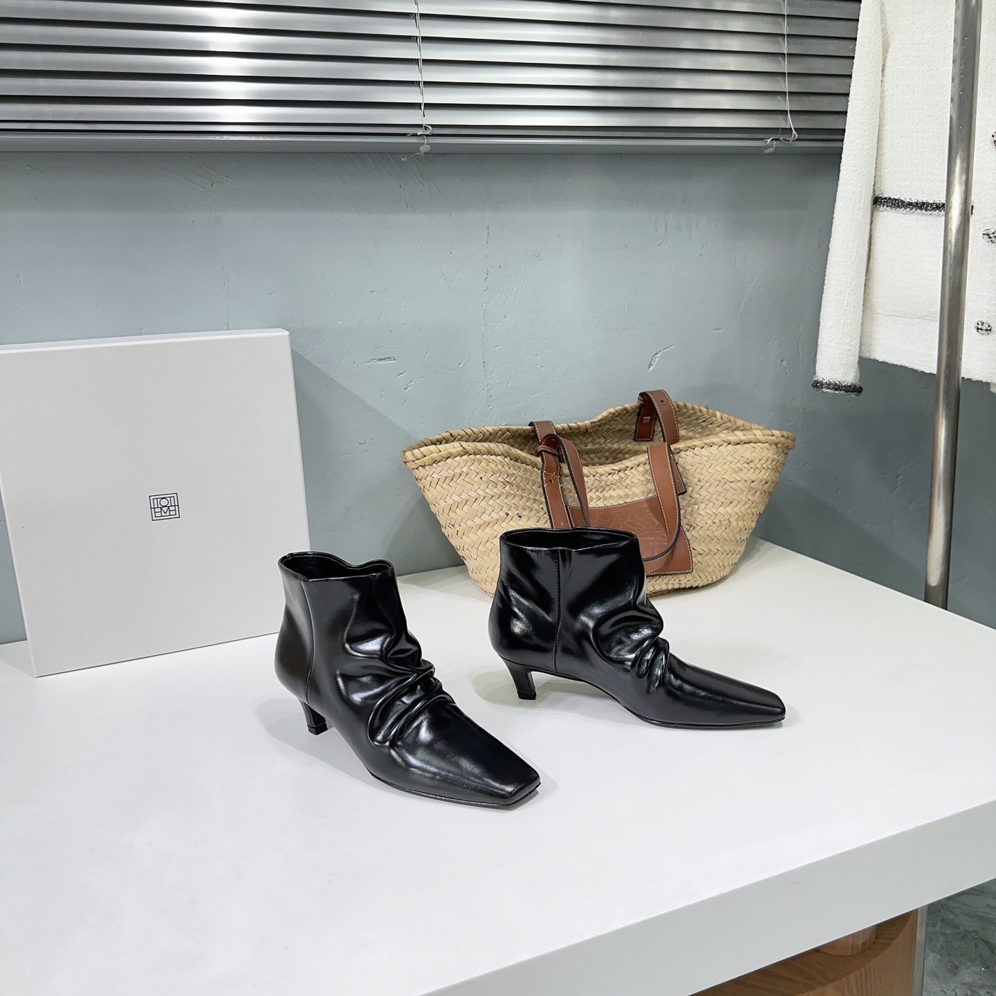 NO:447356,High quality!  Niche trendy brand Toteme 25 autumn and winter new wrinkled short heel small square-toe short boots!  I have never lost to creating a sense of high-end quality. A pair of simple, capable, low-key and fashionable boots without bright colors and complicated designs. The 3.5cm heel and neat and fashionable square head design can fully open the aura. It is a must-have for girls with a sense of high-end, sexy and spicy feeling!  Fried chicken with loose boots, you won’t be stuffed in summer. Don’t worry, you can use piles of boots that can match anything. You will be the most unique person in that crowd!  Buy the original version!  The original folding process is consistent!  The upper is made of imported oil wax calfskin, inner foot padding, water dyed sheepskin, imported from Italy, thickened leather outsole, heel height: about 3.5cm, size: 35-41 (40 41 custom made without return) with original packaging, boots, boots, cowhide, sheepskin, Leather soles19860909高品质！小众潮牌Toteme25秋冬新款皱面矮跟小方头短靴！在打造高级感这点从来就没输过一双简约干练、低调时髦的靴子没有鲜艳的色彩和繁杂的设计,仅凭3.5cm的小跟和利落时髦的方头设计就能气场全开,高级感十足性感酷辣女孩必备！ 上脚炒鸡出片宽松的筒靴夏天也不会闷脚 大家放心冲 啥都能搭的堆堆靴 穿上它你就是那个人群中最独特的存在！ 原版购入做货！褶皱工艺原版一致！ 鞋面采用进口油蜡小牛皮 内里垫脚水染羊皮 意大利进口加厚真皮大底 跟高:约3.5cm 码数:35-41（40 41定做不退换） 配原版包装,靴子,boots,cowhide,sheepskin,Leather soles,Women's Shoes