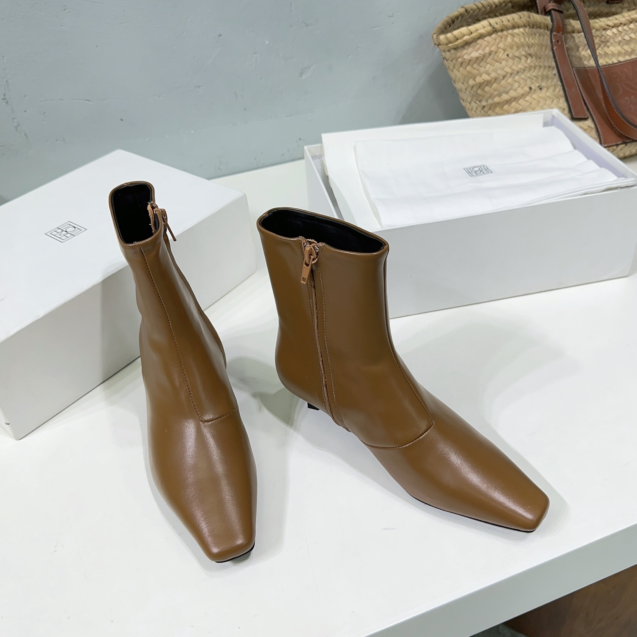 NO:447298,High quality!  Niche trendy brand Toteme 25ss autumn and winter simple cat and small square-toed short boots!  Minimalist style, retro and high-end!  Simple and elegant, very pleasing style!  As always, I control my minimalist and high-end boots and will definitely be the most utilitarian boot this autumn and winter. The overall shoe shape looks very good, the texture is excellent, the style is very good, the shoes themselves are also super light, and they can be matched from now on until late winter. It is super comfortable and super pedicure!  The upper is made of top layer calfskin, inner foot padded sheepskin, imported genuine leather sole from Italy, heel height: about 3cm, size: 35-41 (40 41 custom made without return) with original packaging, boots, boots, cowhide, sheepskin, Leather soles19860909高品质！小众潮牌Toteme 25ss秋冬简易猫跟小方头短靴！极简主义风格,复古又高级！简约又大气,属于非常耐看的款式！ 一如既往的把持着自己的极简高级 一定会是今年秋冬利用率最高的靴子 整体鞋型很好看,质感一绝 版型很好看 鞋子本身自重也超轻的 可以从现在开始一直搭配到深冬 上脚超舒服超修脚！ 鞋面采用头层小牛皮 内里垫脚羊皮 意大利进口真皮大底 跟高:约3cm 码数:35-41（40 41定做不退换） 配原版包装,靴子,boots,cowhide,sheepskin,Leather soles,Women's Shoes