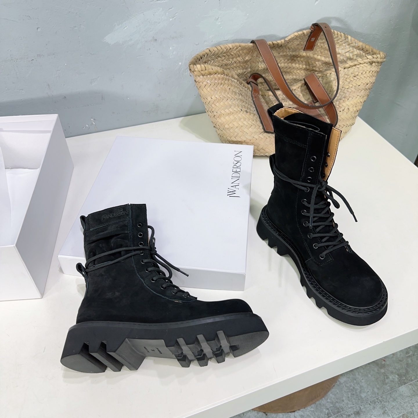 J.W. Anderson’s Unique and High-Quality Exit 888 Shoes: A Fall-Winter Must-Have - 图片 6