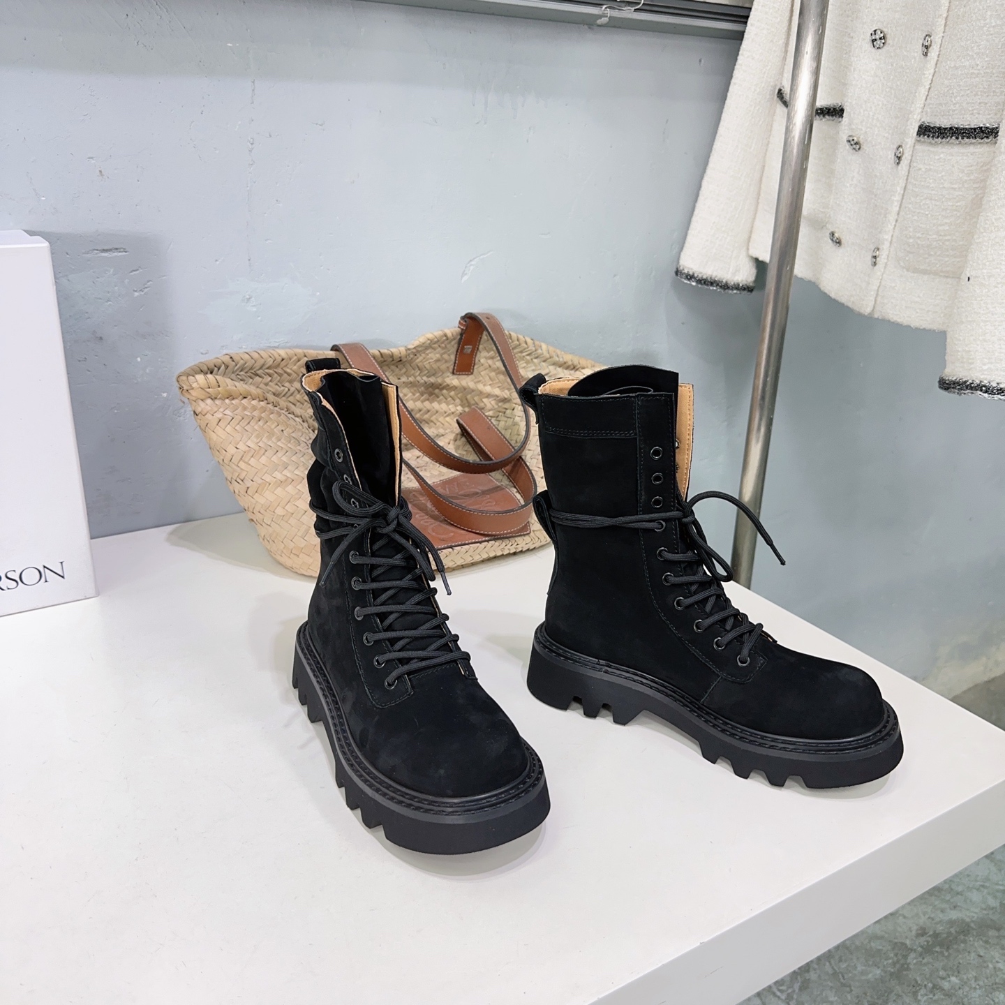J.W. Anderson’s Unique and High-Quality Exit 888 Shoes: A Fall-Winter Must-Have - 图片 3