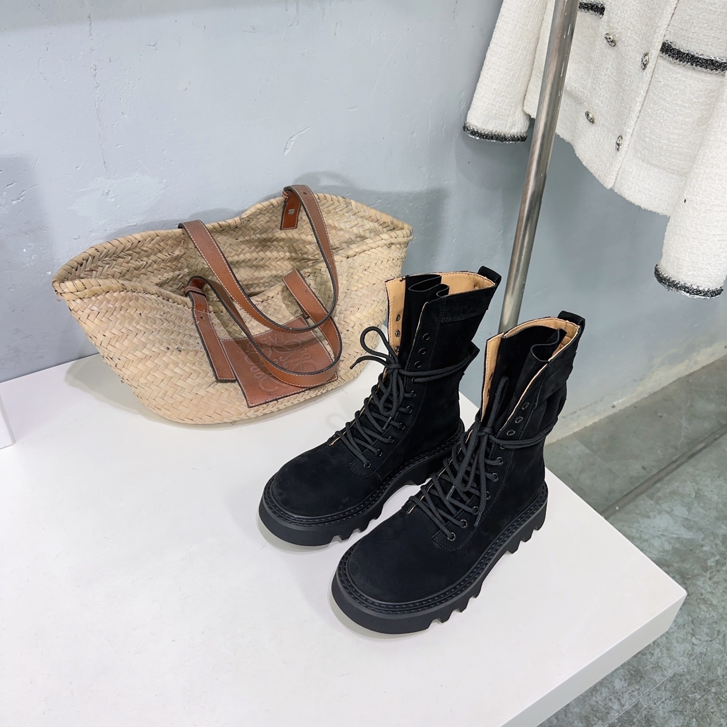 J.W. Anderson’s Unique and High-Quality Exit 888 Shoes: A Fall-Winter Must-Have - 图片 2