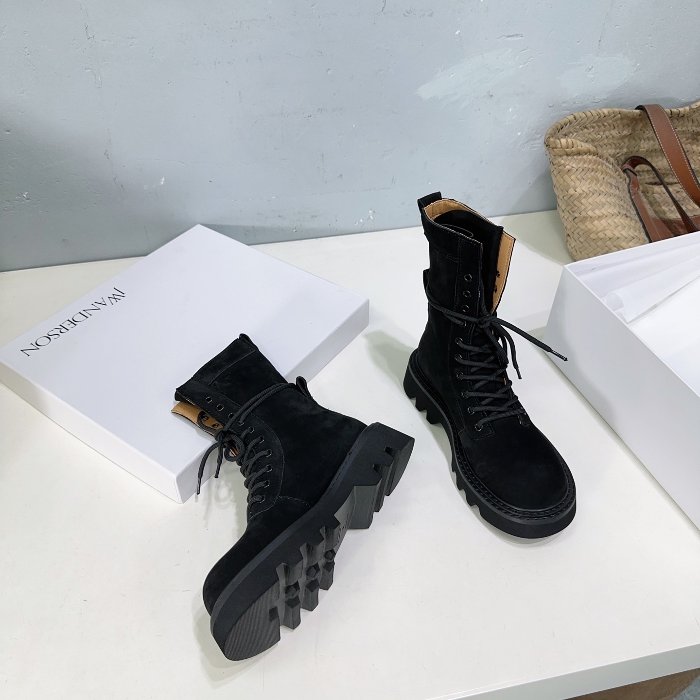 J.W. Anderson’s Unique and High-Quality Exit 888 Shoes: A Fall-Winter Must-Have - 图片 7