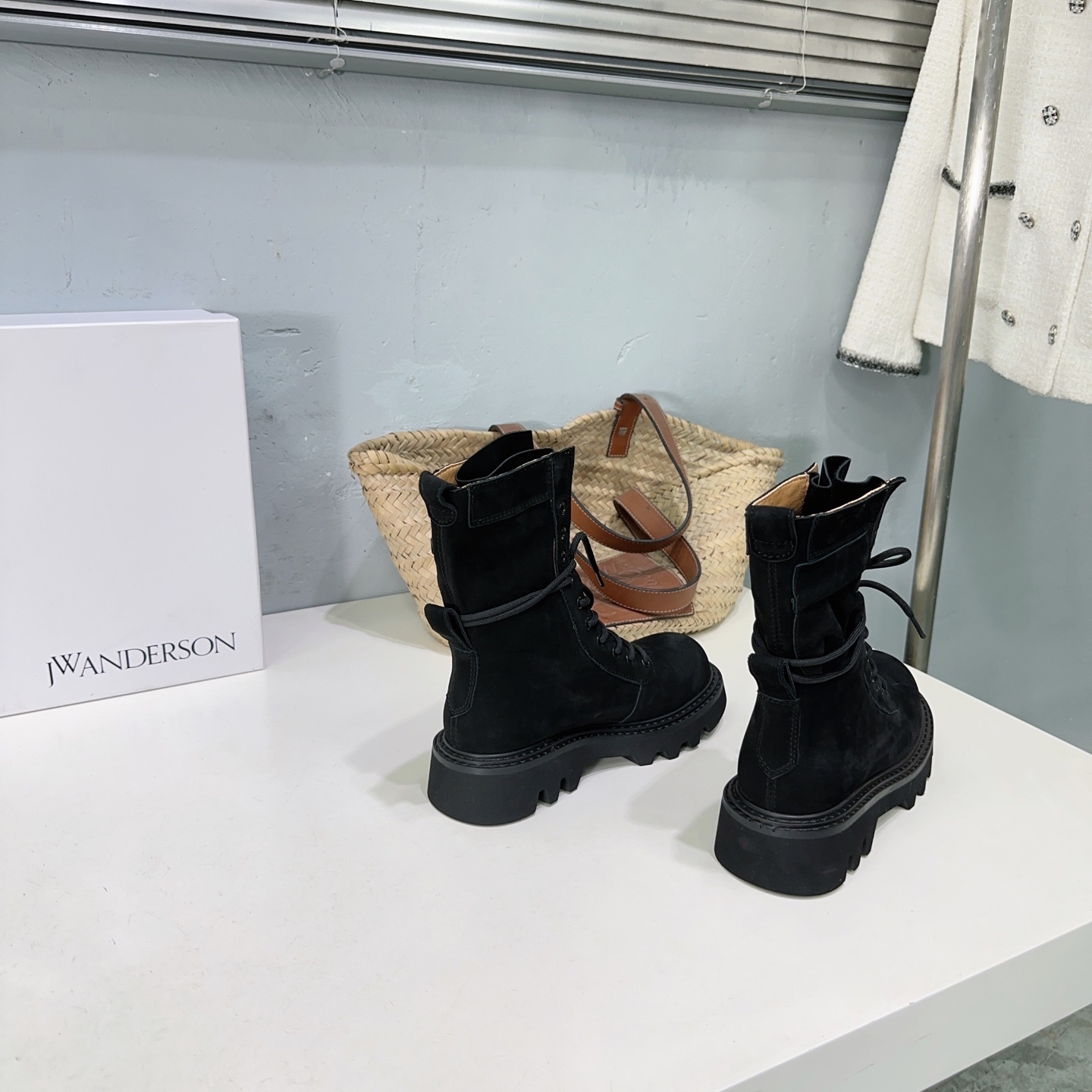 J.W. Anderson’s Unique and High-Quality Exit 888 Shoes: A Fall-Winter Must-Have - 图片 4