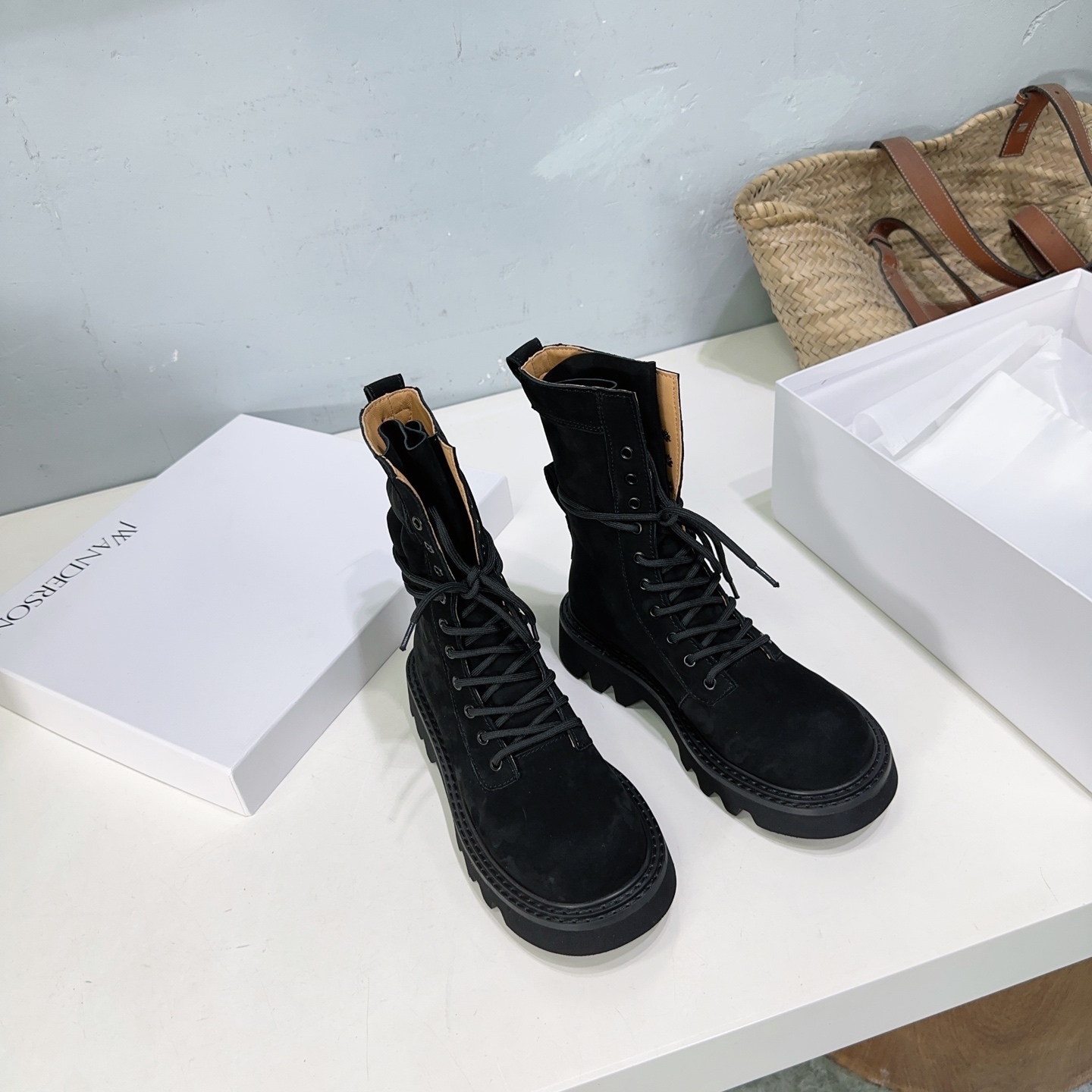 J.W. Anderson’s Unique and High-Quality Exit 888 Shoes: A Fall-Winter Must-Have - 图片 9