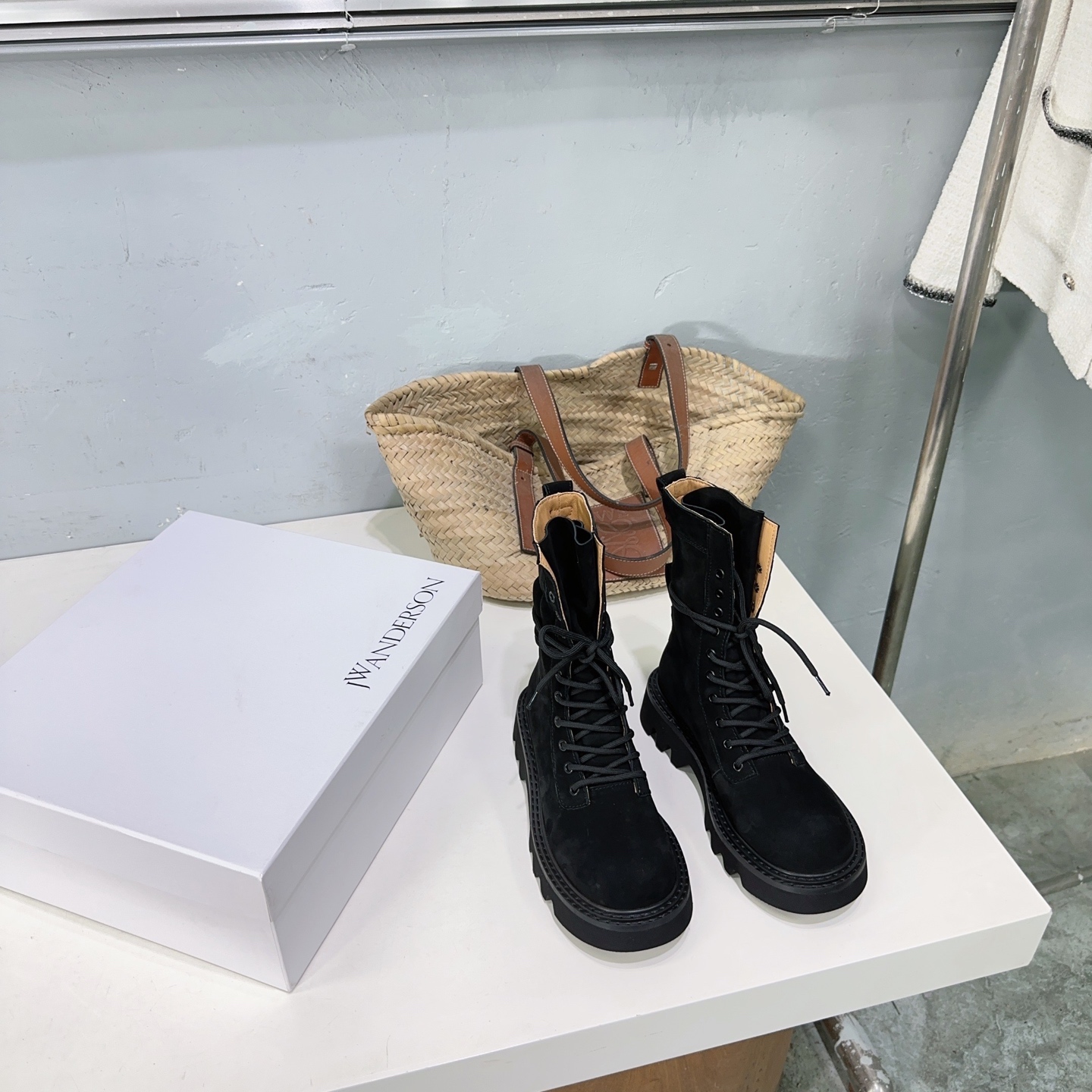 J.W. Anderson’s Unique and High-Quality Exit 888 Shoes: A Fall-Winter Must-Have - 图片 5