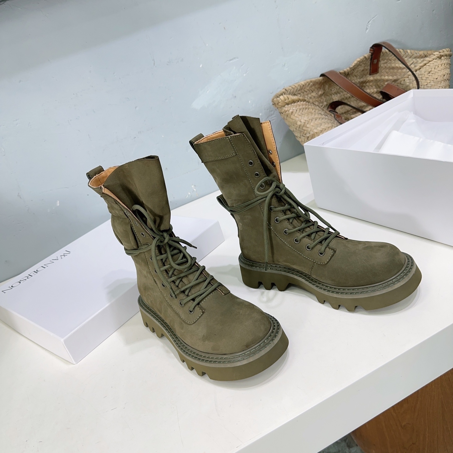 High-Quality J.W. Anderson Shoes: Unique British Designs for Fall-Winter Fashion - 图片 2