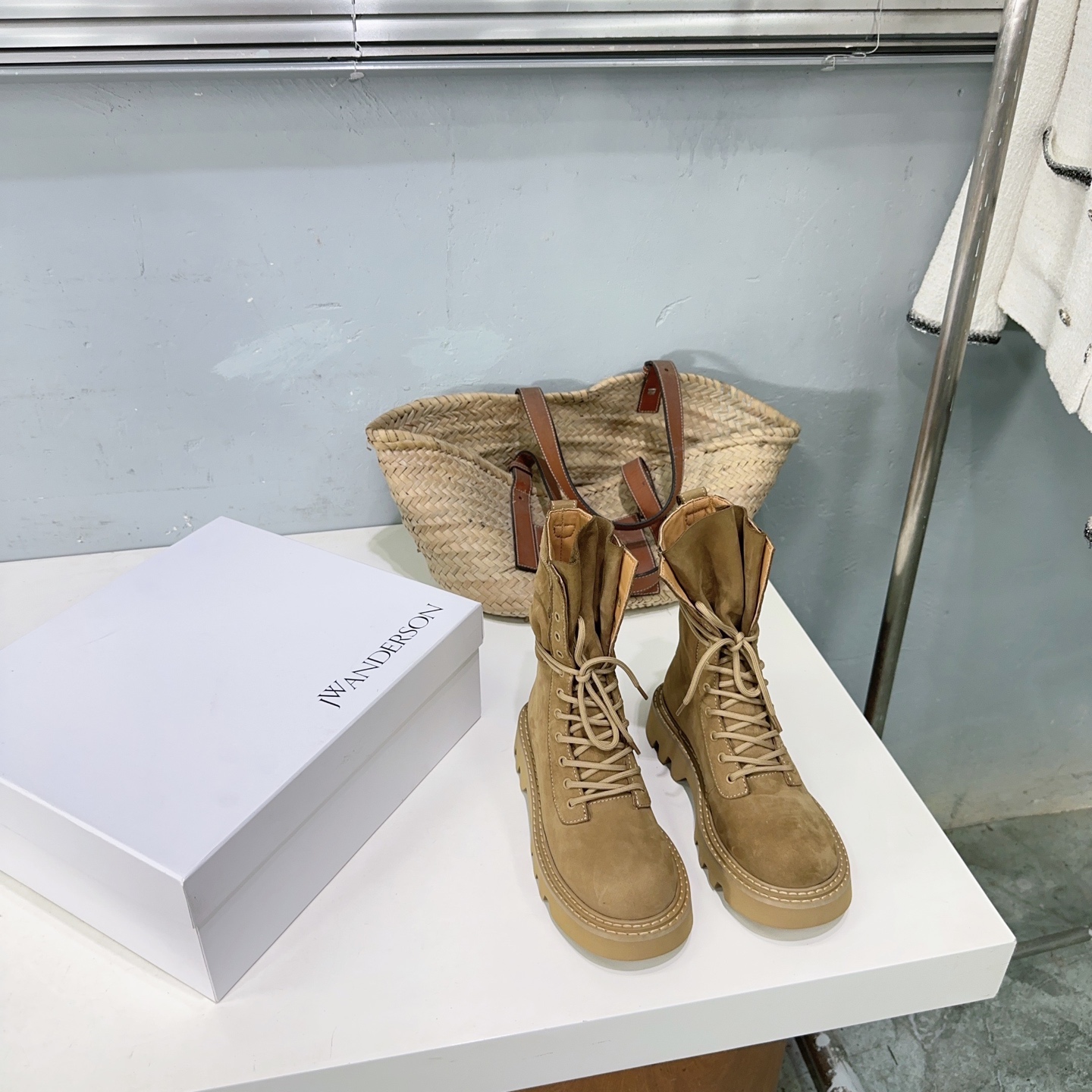 J.W. Anderson’s Unique British Shoe Collection for Fall-Winter: High Quality and Innovative Designs - 图片 5