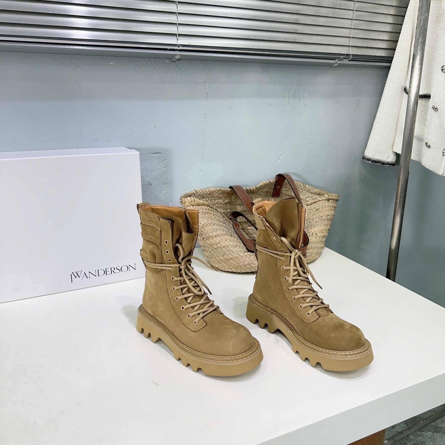 J.W. Anderson’s Unique British Shoe Collection for Fall-Winter: High Quality and Innovative Designs - 图片 1