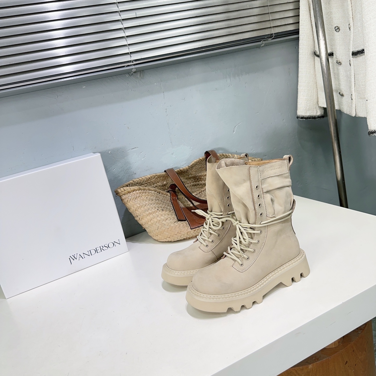 High-Quality J.W. Anderson Shoes: Unique British Designs for Fall-Winter Fashion - 图片 2