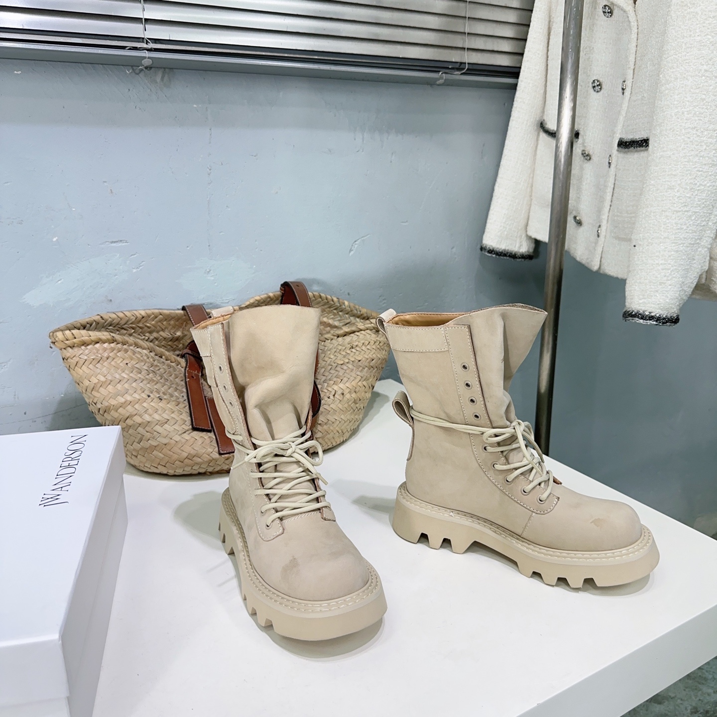 High-Quality J.W. Anderson Shoes: Unique British Designs for Fall-Winter Fashion - 图片 4