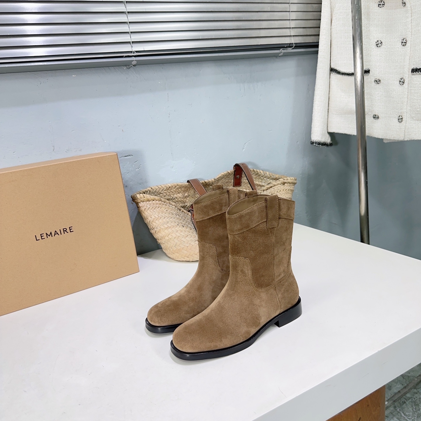 NO:448540,High quality!  Top channels for niche trendy brands!  Lemaire25ss square head in autumn and winter, flat-heeled short boots!  A pair of high-end and practical boots are expressed in this casual and lazy way. I really like it very much. It is minimalist, low-key and stylish, and exudes a charming temperament everywhere! A must-have item for autumn and winter!  The upper is made of imported delicate wool plush, the inner foot pad is water-dyed cowhide leather imported from Italy. Thickened leather sole size: 35-41 (40 41 custom made without return) with original packaging, boots, boots, cowhide, Leather soles19860909高品质！小众潮牌顶级渠道！Lemaire25ss秋冬方头一脚蹬平跟短靴！ 一双高级又实用的靴子用这种随意又慵懒的方式表达出来,我真的超级喜欢呀,极简随意,低调有品,处处散发着迷人的气质! 秋冬必备搭配单品！ 鞋面采用进口细腻羊毛绒 内里垫脚水染牛皮 意大利进口加厚真皮大底 码数:35-41（40 41定做不退换） 配原版包装,靴子,boots,cowhide,Leather soles,Women's Shoes
