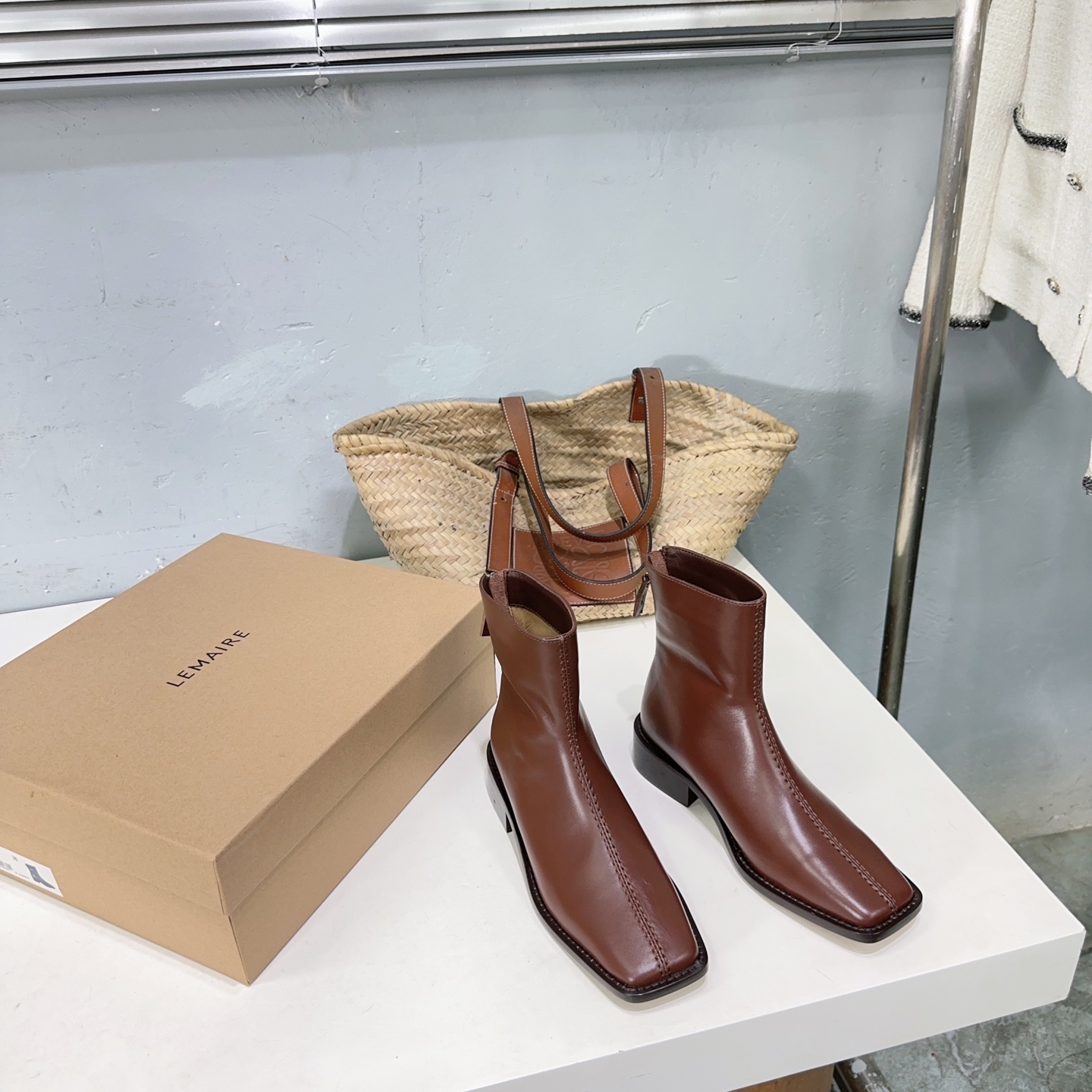 NO:448520,High quality!  Top channels for niche trendy brands!  Lemaire25ss square head in autumn and winter, flat-heeled short boots!  A pair of high-end and practical boots are expressed in this casual and lazy way. I really like it very much. It is minimalist, low-key and stylish, and exudes a charming temperament everywhere! A must-have item for autumn and winter!  The upper is made of imported delicate head layer cowhide, inner foot pad water dyed sheepskin imported from Italy, thickened leather sole size: 35-41 (40 41 custom made without return) with original packaging, boots, boots, cowhide, sheepskin, Leather soles19860909高品质！小众潮牌顶级渠道！Lemaire25ss秋冬方头一脚蹬平跟短靴！ 一双高级又实用的靴子用这种随意又慵懒的方式表达出来,我真的超级喜欢呀,极简随意,低调有品,处处散发着迷人的气质! 秋冬必备搭配单品！ 鞋面采用进口细腻头层牛皮 内里垫脚水染羊皮 意大利进口加厚真皮大底 码数:35-41（40 41定做不退换） 配原版包装,靴子,boots,cowhide,sheepskin,Leather soles,Women's Shoes