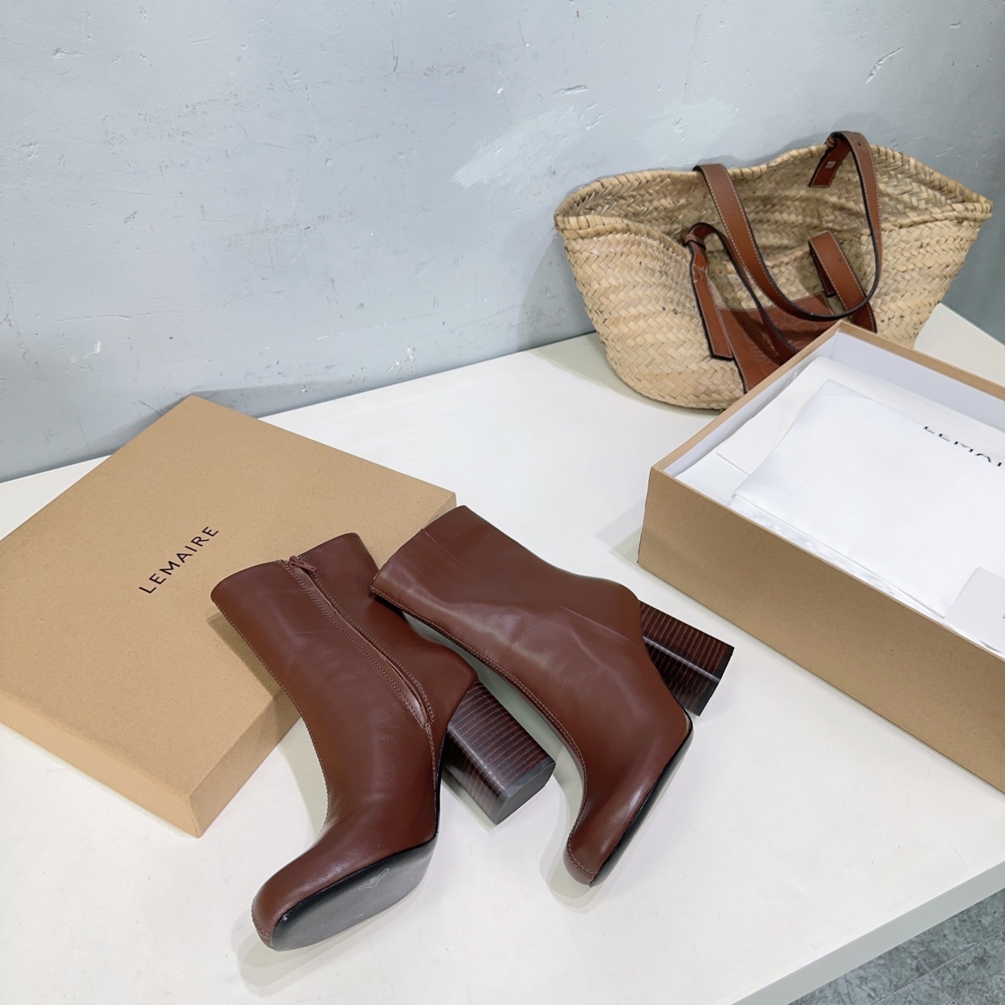 NO:448529,This model is available for high quality after-sales service!  Top quality of niche trendy brands!  Lemair* Autumn and winter thick heel round head simple high-end short boots!  This pair of heat explodes directly. It’s a beautiful pair!  Very simple and casual, low-key and tasteful, exuding a charming temperament everywhere!  I really like a pair of high-end and practical shoes that are expressed in this casual and lazy way!  The upper is made of imported cowhide, the inner foot pad is water-dyed sheepskin, the original color genuine leather sole imported from Italy Height: about 10cm Size: 35-40 (40 custom made without return and exchange) With original packaging, boots, boots, cowhide, sheepskin, Leather soles19860909此款可售后高品质！小众潮牌顶级品质！lemair*秋冬粗跟圆头简约高级短靴！ 这双热度直接爆炸啦 太好看的一双啦！极简随意,低调有品,处处散发着迷人的气质！ 一双高级又实用的好鞋用这种随意又慵懒的方式表达出来,我真的超级喜欢！ 鞋面采用进口头层牛皮 内里垫脚水染羊皮 意大利进口原色真皮大底 高度:约10cm 码数:35-40（40定做不退换） 配原版包装,靴子,boots,cowhide,sheepskin,Leather soles,Women's Shoes