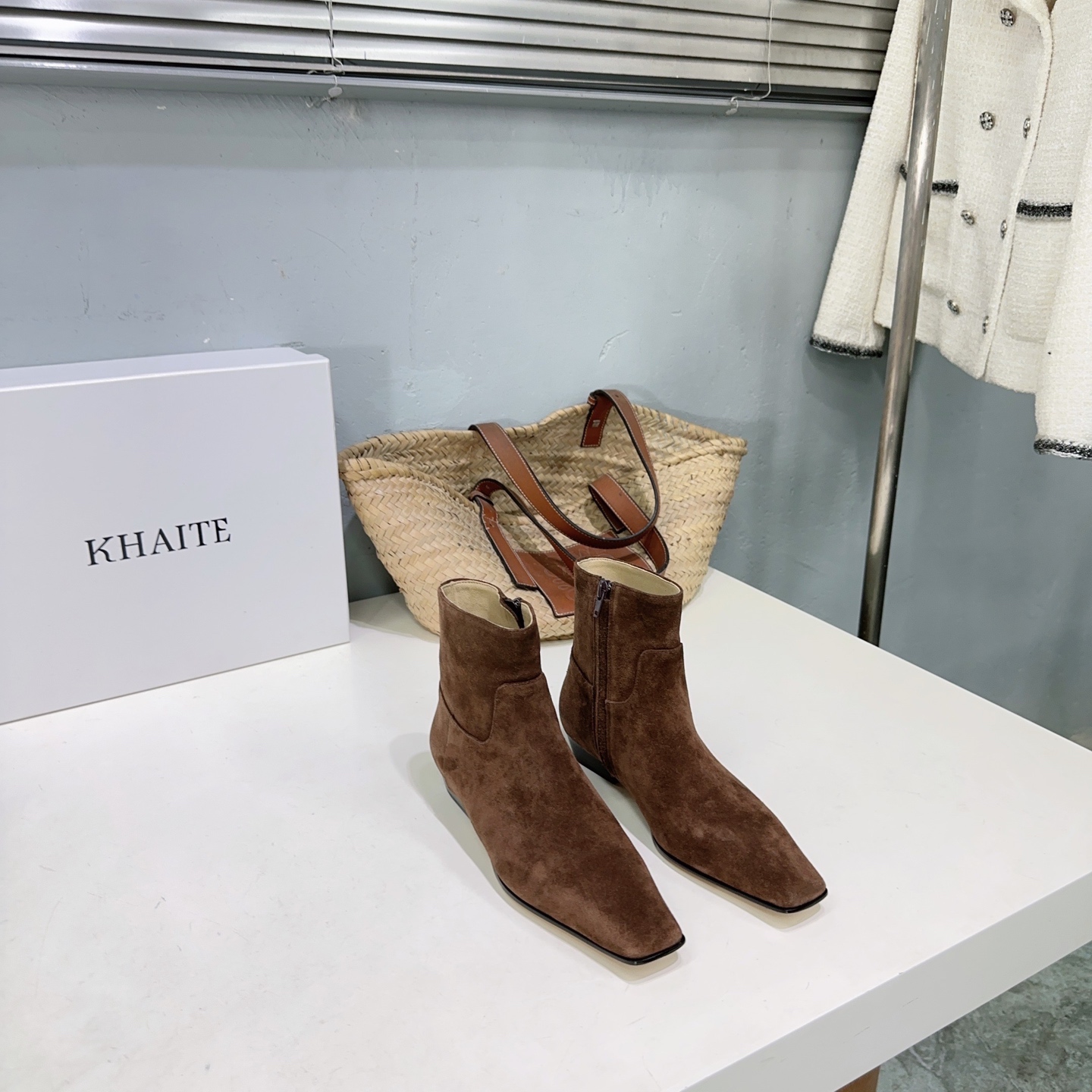 NO:448536,High quality!  Niche trendy brand khaite25ss autumn and winter new thick-heel square-headed snake pattern short boots!  It is the most classic combination with straight pants. It looks very slim and elegant. The top is casually matched with a sweatshirt and knitted, and it is very elegant. The dressing formula of the traditional and simple is very high-end. Either choose a solid color jacket or a solid color inner layer. The black, white and gray inner layer is high-end and simple, very versatile, capable, neat, casual, elegant and simple~ I like to wear it in daily life, clean and neat, convenient for activities, and make people feel comfortable. No matter how you wear it, you can have aura and tone, comfortable and more fashionable and stylish. The upper is made of snake-patterned cowhide/Yangjing inner footbed sheepskin imported from Italy. Heel height: about 2.5cm. Size: 35-40 (40 custom made without return and exchange) with original packaging, boots, boots, hoodie, sweatshirts, jackets &  coats, cowhide, sheepskin, sheep, Leather soles19860909高品质！小众潮牌khaite25ss秋冬新款粗跟方头蛇纹短靴！搭配直筒裤真是最经典的搭配,视觉上非常显瘦显气质,上衣随意搭配一件卫衣、针织、都很有气质.一繁一简 的穿搭公式很高级,要么选择纯色外套,要么选择纯色内搭,黑白灰的内搭高级简约,非常百搭,是干练、利落、率性、优雅、简约的~ 我喜欢在日常生活中穿它,干净利落,方便活动,让人感到自在,无论怎么样穿搭都能很有气场很有调性,舒适好穿更时尚有型. 鞋面采用蛇纹牛皮/羊京 内里垫脚羊皮 意大利进口真皮大底 跟高:约2.5cm 码数:35-40（40定做不退换） 配原版包装,靴子,boots,hoodie,sweatshirts,jackets & coats,cowhide,sheepskin,sheep,Leather soles,Women's Shoes