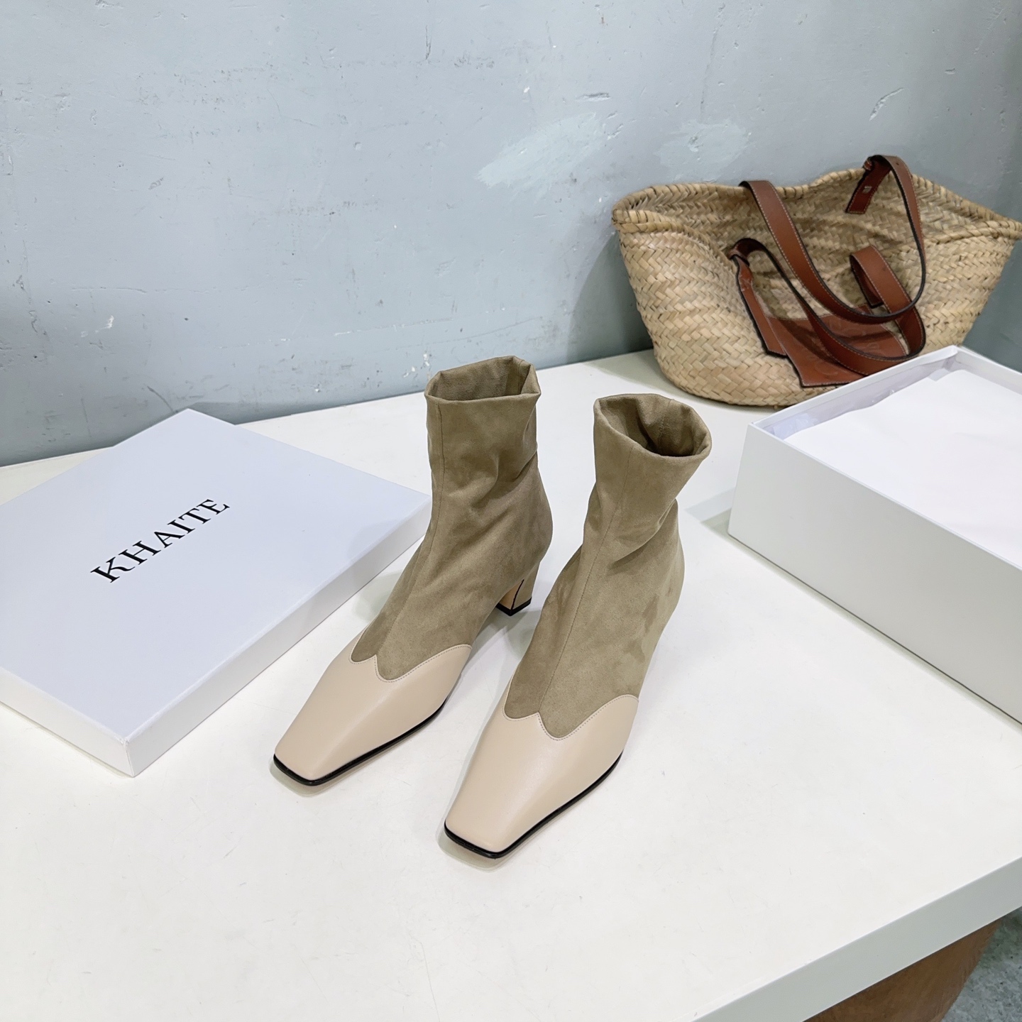 NO:448512,High quality!  Niche trendy brand khaite 25ss autumn and winter new product flat heel small square head color-blocking elastic square head thick heel short boots!  Fashionable and minimalist square head with flat heel design, chic and versatile and stable feet, and there is no need to think about matching. The dress and short skirt are very good-looking. Original custom lambskin/elastic cashmere upper, inner foot pad crystal lambskin imported from Italy, original color genuine leather sole, heel height: about 5.5cm, size: 35-40 (40 custom made without return and exchange) With original packaging, boots, boots, skirts, sheepskin, Leather soles19860909高品质！小众潮牌khaite 25ss秋冬新品平跟小方头拼色弹力方头粗跟短靴！ 时髦极小简方头搭配平跟的设计 潇洒百搭而且脚感很稳 而且在搭配上不用多做思考 连衣裙和小短裙都非常好看. 鞋面原版定制小羊皮/弹力羊绒 内里垫脚水晶羊皮 意大利进口原色真皮大底 跟高:约5.5cm 码数:35-40（40定做不退换） 配原版包装,靴子,boots,skirts,sheepskin,Leather soles,Women's Shoes