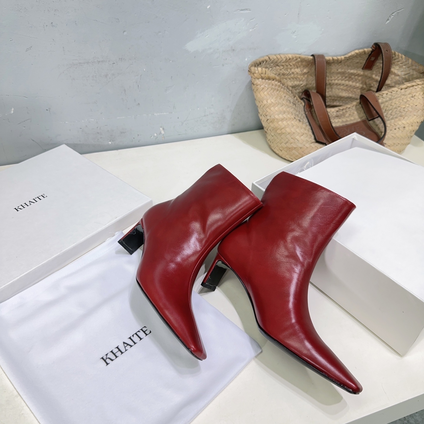 NO:448505,High quality!  Niche trendy brand khaite25ss autumn and winter new thick-heel square-headed snake pattern short boots!  It is the most classic combination with straight pants. It looks very slim and elegant. The top is casually matched with a sweatshirt and knitted, and it is very elegant. The dressing formula of the traditional and simple is very high-end. Either choose a solid color jacket or a solid color inner layer. The black, white and gray inner layer is high-end and simple, very versatile, capable, neat, casual, elegant and simple. I like to wear it in daily life, clean and neat, convenient for activities, and make people feel comfortable. No matter how you wear it, you can have aura and tone, comfortable and more fashionable and stylish. The upper is made of snake-patterned cowhide/yangjing/top layer cowhide, inner footbed sheepskin, imported genuine leather outsole from Italy, heel height: about 5.5cm Size: 35-41 (40 41 custom made without return)  With original packaging, boots, boots, hoodie, sweatshirts, jackets & coats, cowhide, sheepskin, sheep, Leather soles19860909高品质！小众潮牌khaite25ss秋冬新款粗跟方头蛇纹短靴！搭配直筒裤真是最经典的搭配,视觉上非常显瘦显气质,上衣随意搭配一件卫衣、针织、都很有气质.一繁一简 的穿搭公式很高级,要么选择纯色外套,要么选择纯色内搭,黑白灰的内搭高级简约,非常百搭,是干练、利落、率性、优雅、简约的~ 我喜欢在日常生活中穿它,干净利落,方便活动,让人感到自在,无论怎么样穿搭都能很有气场很有调性,舒适好穿更时尚有型. 鞋面采用蛇纹牛皮/羊京/头层牛皮 内里垫脚羊皮 意大利进口真皮大底 跟高:约5.5cm 码数:35-41（40 41定做不退换） 配原版包装,靴子,boots,hoodie,sweatshirts,jackets & coats,cowhide,sheepskin,sheep,Leather soles,Women's Shoes