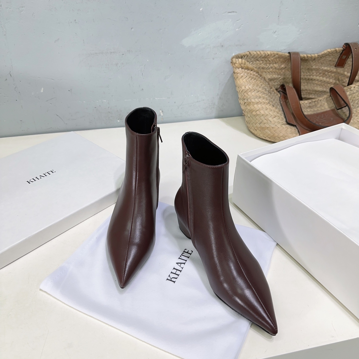 NO:448497,High quality!  Niche trendy brand khaite25ss early autumn new retro heel short boots pointed toe inner high-side zippered short boots!  Beautiful nude boots!  The fashionable and extremely small pointed toe is paired with a heel-in-the-height design. It is chic and versatile and has a stable feel. The shoe shape is slender and fashionable, and the slight accumulation makes the legs look thin. The goddess's versatile leg slim boots can easily create fashionable long legs!  And there is no need to think about matching. The dress and short skirt are very beautiful. The upper is made of mixed-bred sheepskin, inner footbed sheepskin, imported Italian genuine leather sole. Size: 35-41 (40.41 is not returned or exchanged) with original packaging, boots, boots, skirts, sheepskin, Leather soles19860909高品质！小众潮牌khaite25ss早秋新款复古坡跟短靴尖头内增高侧拉链短靴！绝美裸靴！时髦极小尖头搭配坡跟内增高的设计 潇洒百搭而且脚感很稳.鞋型纤细又时髦,微微的堆积感超显腿细 女神的百搭瘦腿靴,轻松穿出时尚大长腿！ 而且在搭配上不用多做思考 连衣裙和小短裙都非常好看. 鞋面采用混种羊皮 内里垫脚羊皮 意大利进口真皮大底 码数:35-41（40.41定不退换） 配原版包装,靴子,boots,skirts,sheepskin,Leather soles,Women's Shoes