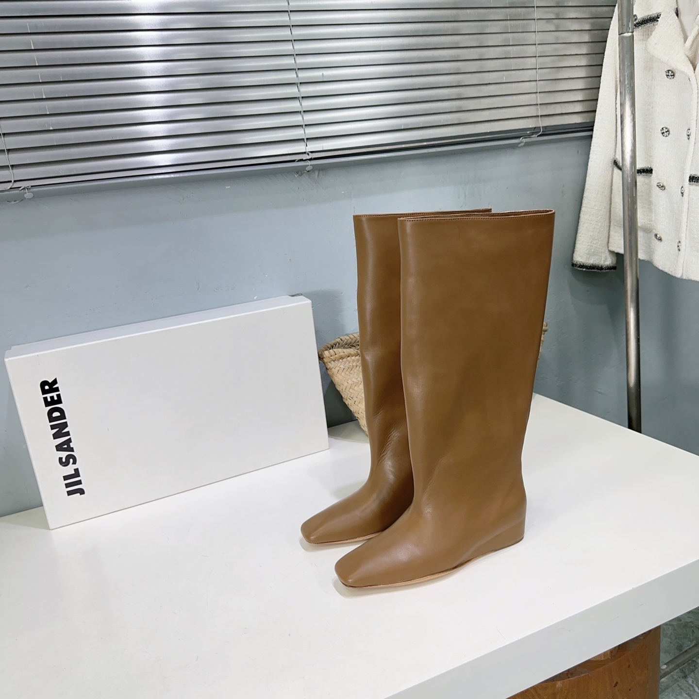 NO:448489,High quality!  Top quality of niche trendy brands!  JILSANDER|Gilsanda 25ss autumn and winter super hot high-rise heeled knight boots and boots!  The classics of thousands of years are out of date!  Simple and elegant style!  The upper body is invincible to modify the leg shape!  Really handsome!  !  The legs look straight, thin and straight!  !  It is also very friendly for those with not straight legs, not to mention the combination~~A versatile artifact Original imported calfskin fabric Inner footbed imported dyed calfskin Italy imported original color genuine leather sole The inner height is about 7.5cm Number: 35~40 (40 custom made without return and exchange) With original packaging, boots, jil sander, jil sander, boots, cowhide, Leather soles19860909高品质！小众潮牌顶级品质！JILSANDER|吉尔桑达25ss秋冬超火内增高坡跟骑士靴长筒靴！万年经典不过时！简约大气款！ 上身无敌修饰腿型！真的帅bao了！！上脚巨显腿直,又瘦又直！！对于腿不直腿粗的也非常友好～搭配上更是不用多说啦～~百搭神器 原版进口小牛皮面料 内里垫脚进口本染小牛皮 意大利进口原色真皮大底 内增高约7.5cm 码数:35～40（40定做不退换） 配原版包装,靴子,jil sander,jil sander,boots,cowhide,Leather soles,Women's Shoes