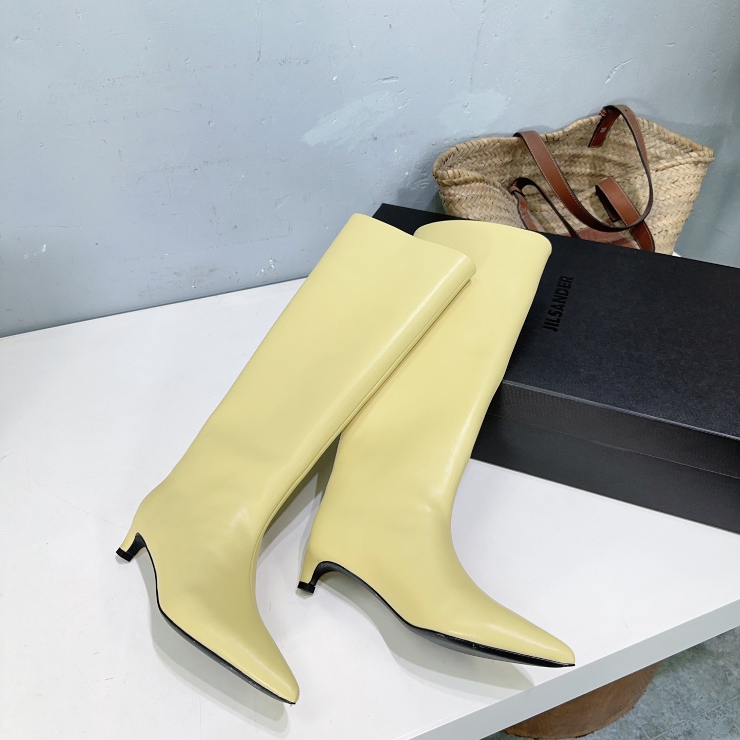 NO:448482,High quality short!  high!  Niche trendy brand Jilsander Gilsanda 2025ss autumn and winter cat heel slim hot girl knight boots pointed toe boots!  Minimalist fried chicken soft and comfortable short heel shoes must not be missed. It has no complicated decorations and is very vintage. It has a very good texture. It is pure and minimalist and neat and poetic. It is versatile and not easy to wear. Slimming boots. Inner footbed sheepskin. Italian imported leather sole!  Heel height: about 4cm Number of codes: 35-41 (40 41 custom made without return) with original packaging, boots, jil sander, jil sander, boots, sheepskin, Leather soles19860909高品质矮！高！小众潮牌Jilsander吉尔桑达 2025ss秋冬猫跟修身辣妹骑士靴尖头长筒靴！ 极简主义炒鸡柔软舒适矮跟鞋时髦精绝对不能错过的必入款,没有任何繁杂装饰,质感极好的vintage感,纯粹和极简做得利落又诗意 百搭不易装款 显瘦筒靴 内里垫脚羊皮 意大利进口真皮大底！ 跟高:约4cm 码数:35-41（40 41定做不退换） 配原版包装,靴子,jil sander,jil sander,boots,sheepskin,Leather soles,Women's Shoes