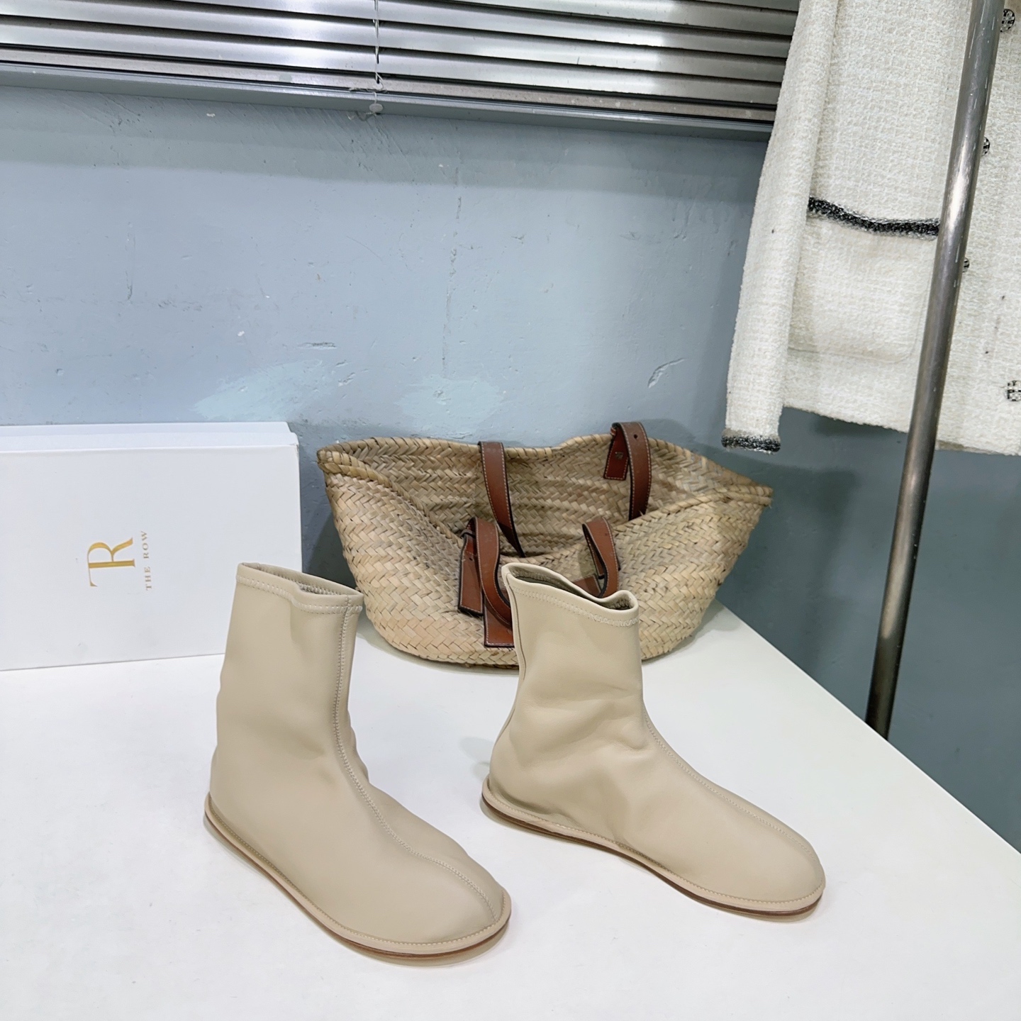 NO:448466,High quality!  The niche trendy brand THE ROW 25 autumn and winter new simple elastic short boots ninja boots!  Super comfortable minimalist style boots!  THE RO has never lost to the high-end feeling of creating a sense of luxury. A pair of simple, capable, low-key and fashionable boots without bright colors and complicated designs. The neat and fashionable round toe design can fully open the aura and have a full sense of luxury. —————————————————————————————————— The upper is made of Leica-fitting elastic sheepskin, inner footbed sheepskin, imported Italian leather soles. Size: 35-41 (40.41 custom made without return and exchange) With original packaging, boots, boots, sheepskin, Leather soles19860909高品质！小众潮牌THE ROW 25秋冬新款简易弹力短靴忍者靴！超舒适极简风靴子！ THE RO在打造高级感这点从来就没输过一双简约干练、低调时髦的靴子没有鲜艳的色彩和繁杂的设计,利落时髦的圆头设计就能气场全开,高级感十足 —————————————————— 鞋面采用莱卡贴合弹力羊皮 内里垫脚羊皮 意大利进口真皮大底 码数:35-41（40.41定做不退换） 配原版包装,靴子,boots,sheepskin,Leather soles,Women's Shoes