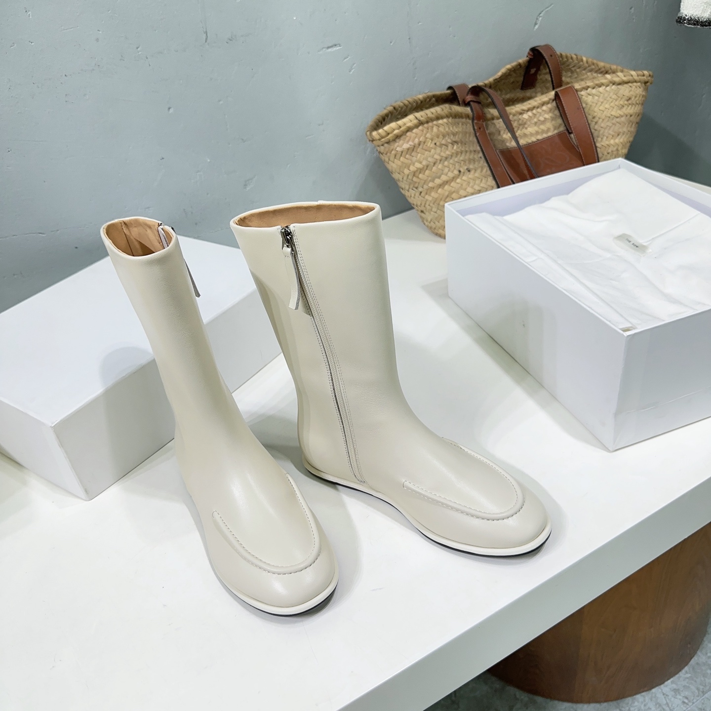 NO:448534,High quality!  Niche trendy brand The row25ss simple round-toe flat-sole boots in autumn and winter!  Fashion bloggers have already put on their feet, which really makes them look long and thin. And they don’t squeeze their feet at all. Girls with wide feet are also very friendly. The flat-soled round-head design will make the entire upper look more delicate and delicate, and they will look slimmer with their feet. There is no too much decoration, and the free style is switched freely. The small round-head is not exaggerated. The gray wrapped around the ankles is often good, showing the thin ankles, which is simply excellent!  Raid shoes!  Very lightweight and comfortable!  The upper is made of mixed-bred sheepskin, inner foot pad, water-dyed cowhide, original molded rubber sole, size: 35-41 (40 41 custom made, no return or exchange) with original packaging, boots, boots, cowhide, sheepskin19860909高品质！小众潮牌The row25ss秋冬简易圆头平底短靴！ 时尚博主们已经纷纷上脚,真的非常显腿长腿细的一款靴子.而且一点儿也不会挤脚,宽脚的姑娘也十分友好,平底圆头的设计,会让整个鞋面显得更加秀气精致,上脚妥妥显瘦.没有过多的装饰,任意风格自由切换,不夸张的小圆头经典不过时,脚踝处包裹的灰常好,显出细细的脚踝,简直不要太优秀！暴走鞋！非常轻巧舒适的一款！ 鞋面采用混种羊皮 内里垫脚水染牛皮 原版开模橡胶大底 码数:35-41（40 41定做不退换） 配原版包装,靴子,boots,cowhide,sheepskin,Women's Shoes