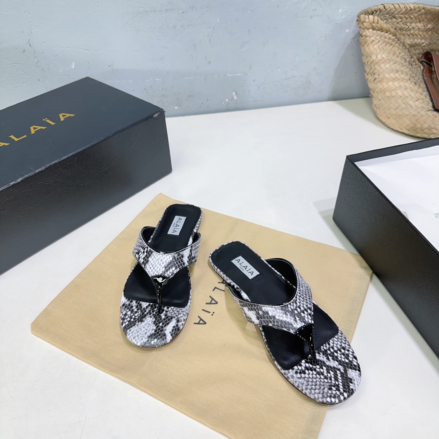 French Luxury Brand Alaia’s Handcrafted High-Quality Snake Skin Sandals in Various Heights. - 图片 6