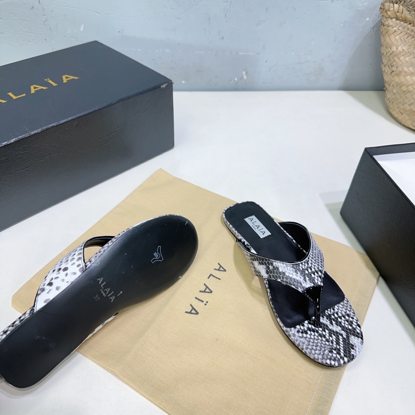 French Luxury Brand Alaia’s Handcrafted High-Quality Snake Skin Sandals in Various Heights. - 图片 9