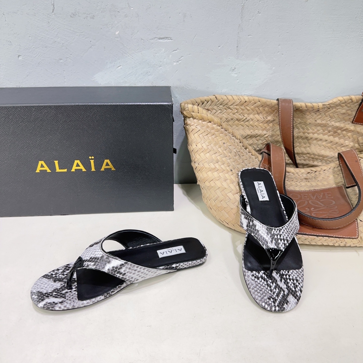 French Luxury Brand Alaia’s Handcrafted High-Quality Snake Skin Sandals in Various Heights. - 图片 1