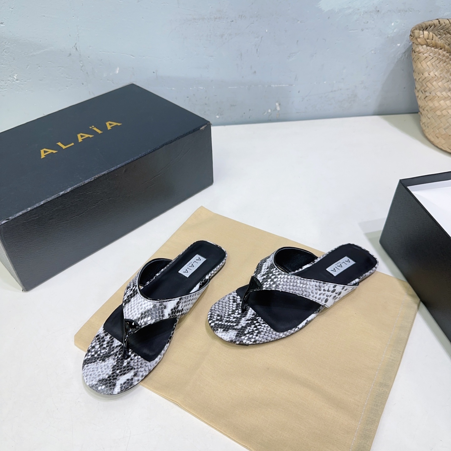 French Luxury Brand Alaia’s Handcrafted High-Quality Snake Skin Sandals in Various Heights. - 图片 7