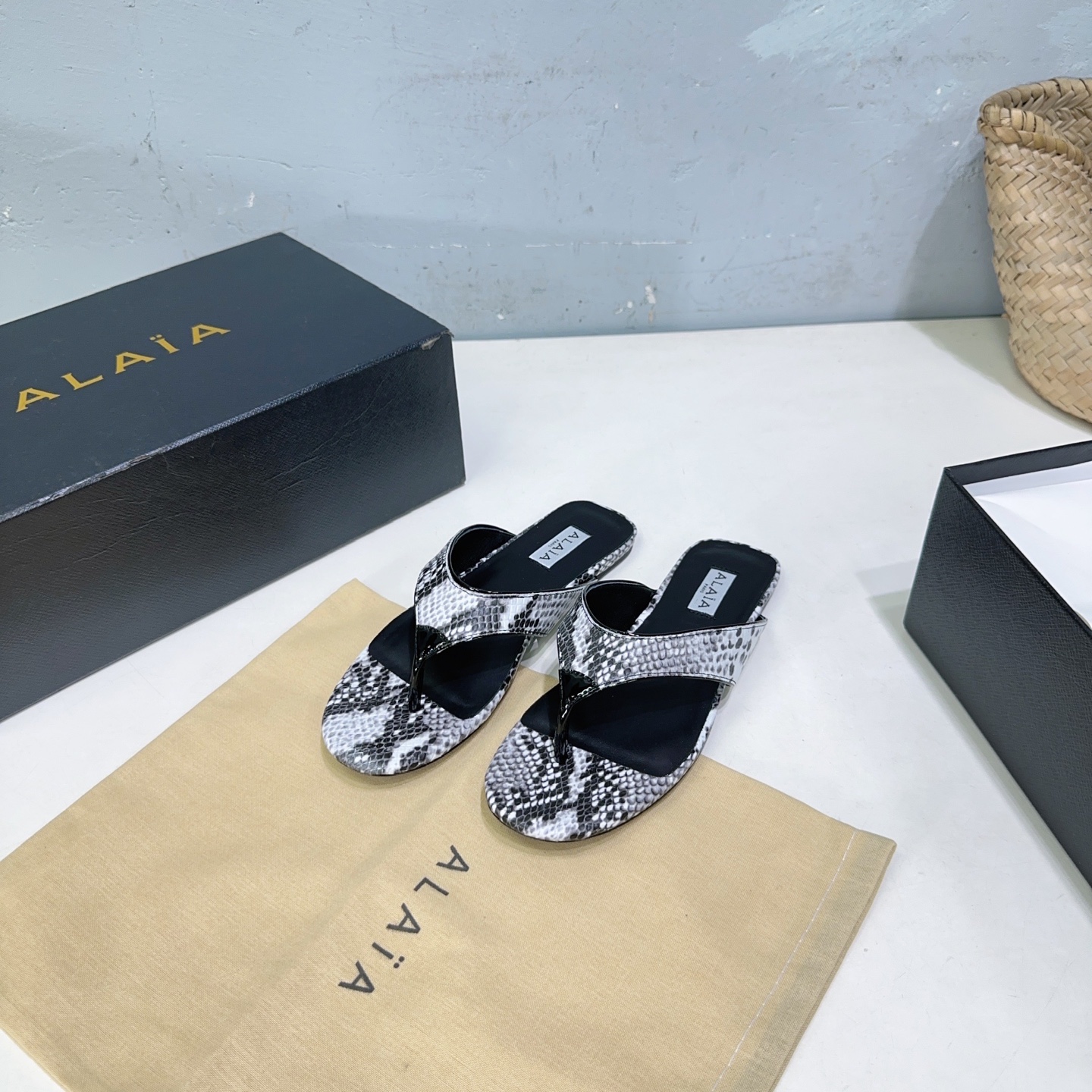 French Luxury Brand Alaia’s Handcrafted High-Quality Snake Skin Sandals in Various Heights. - 图片 5